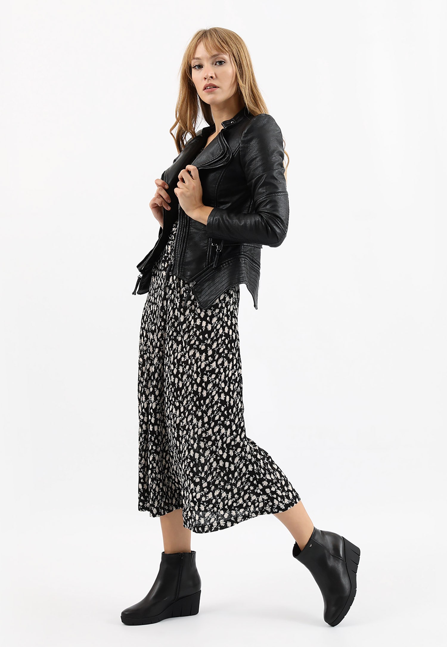 Czarne skórzane botki damskie na koturnie