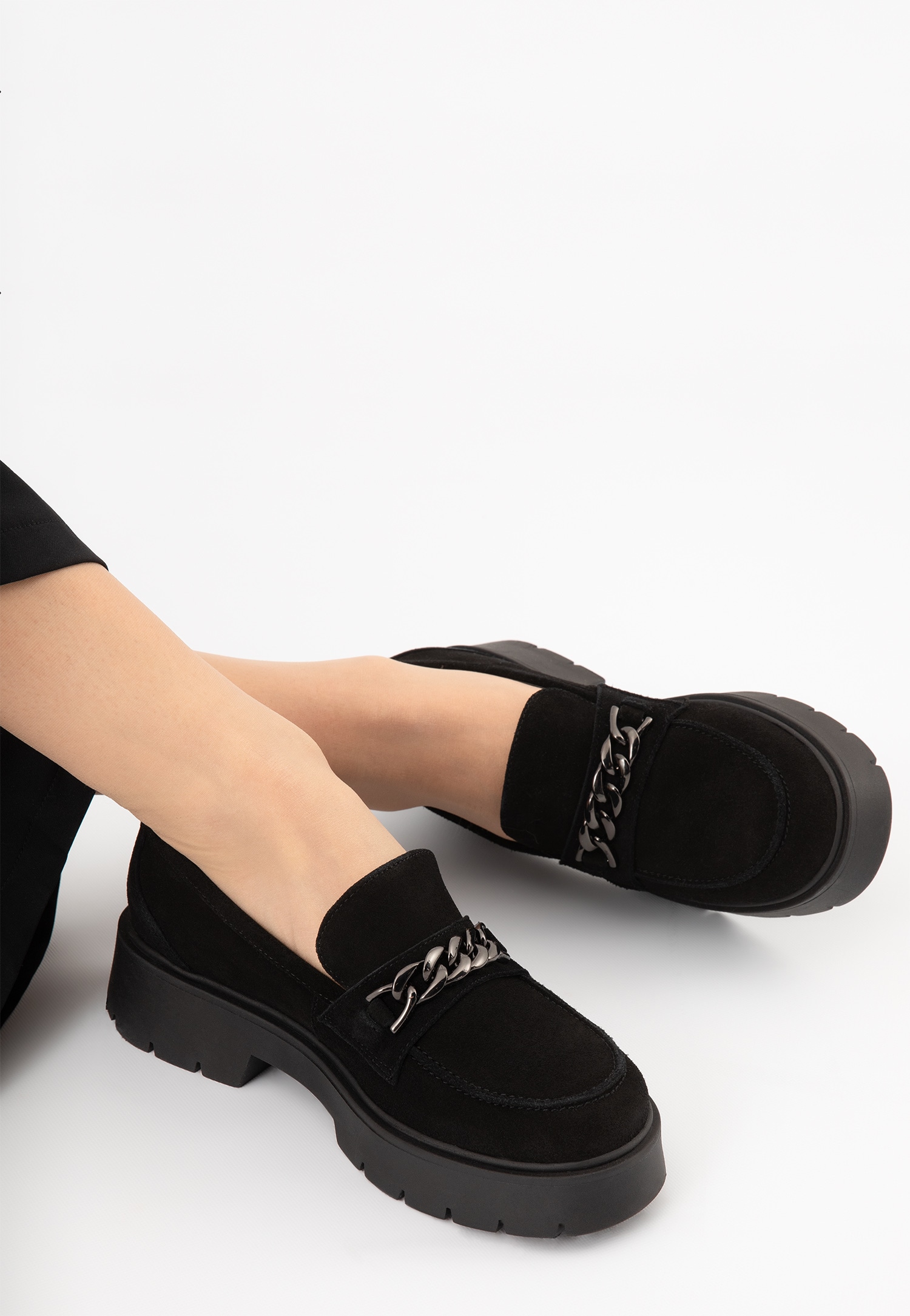 Czarne mokasyny damskie na grubej podeszwie z ozdobnym łańcuszkiem