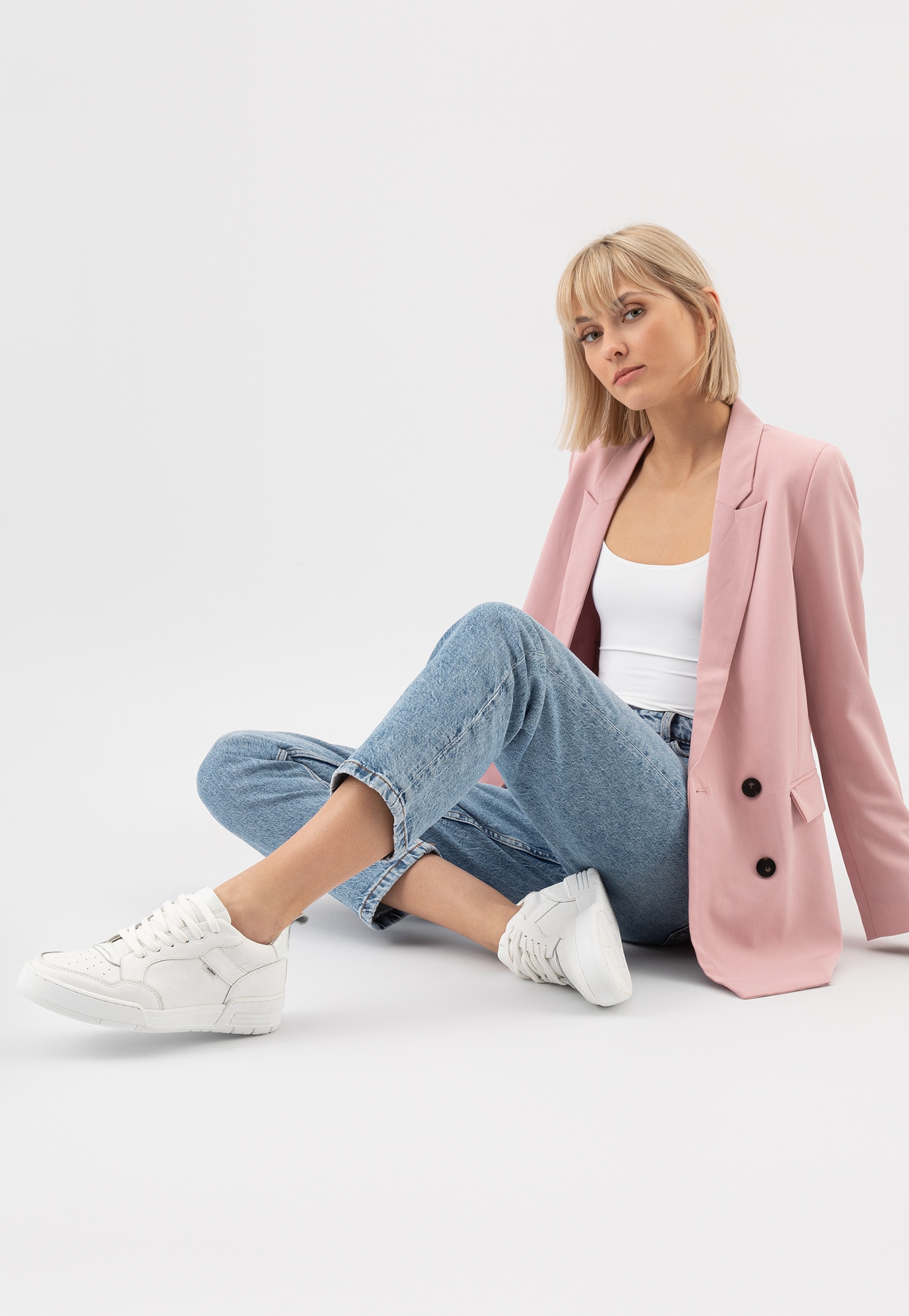 Białe trampki z szarymi elementami