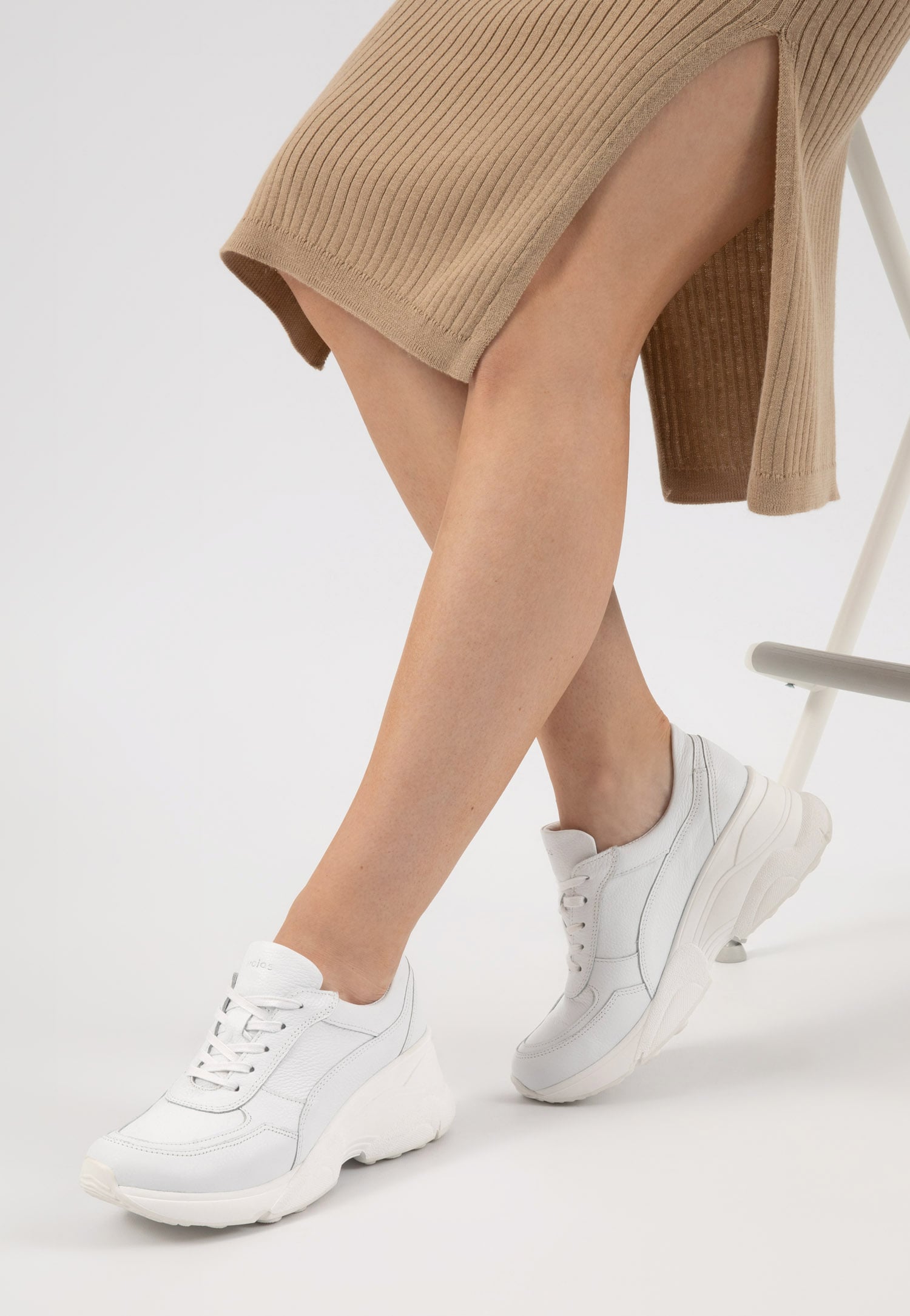 Beżowe skórzane sneakersy damskie na wysokiej podeszwie