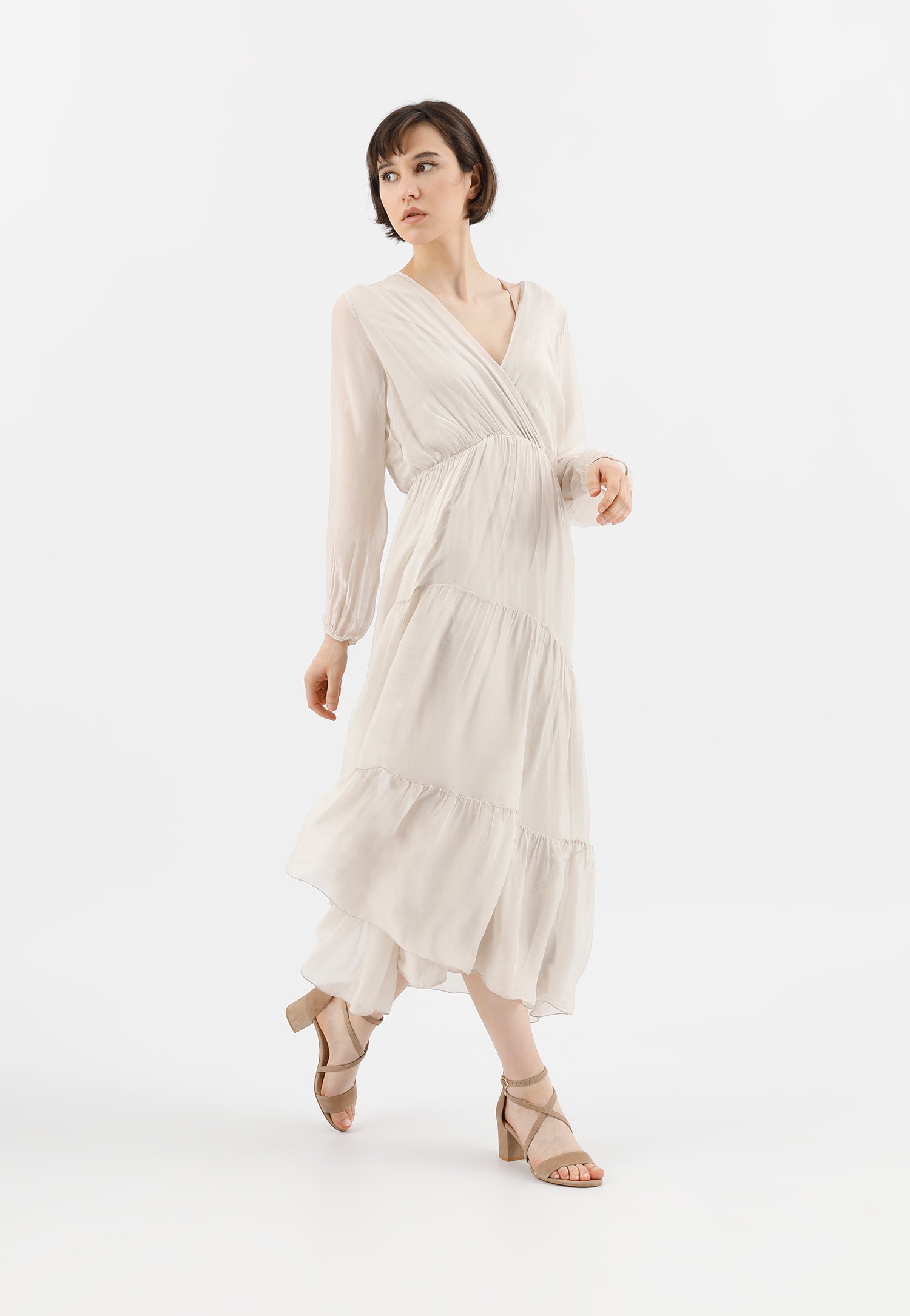 Beżowe sandały damskie z przeplatanymi paskami