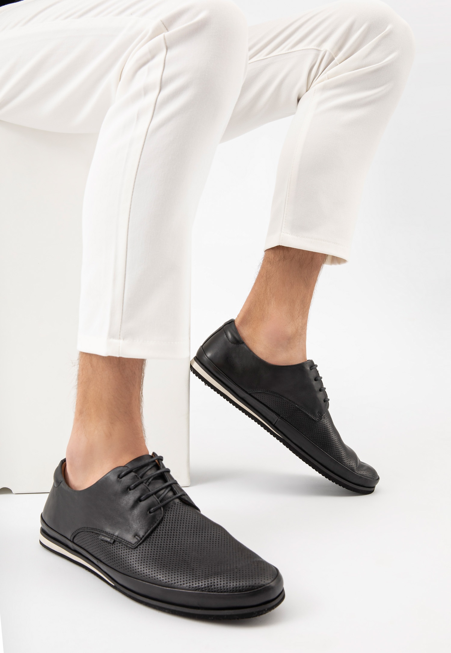 Czarne skórzane półbuty męskie na płaskiej podeszwie