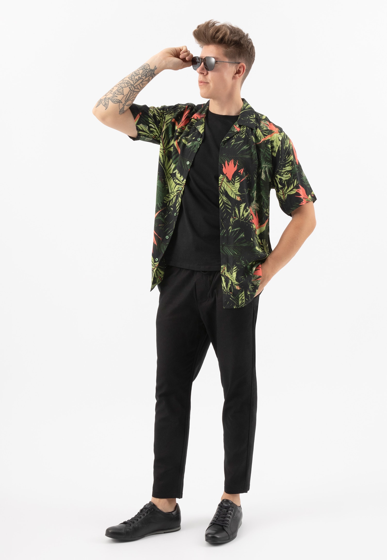 Czarne minimalistyczne sneakersy męskie w klasycznym stylu