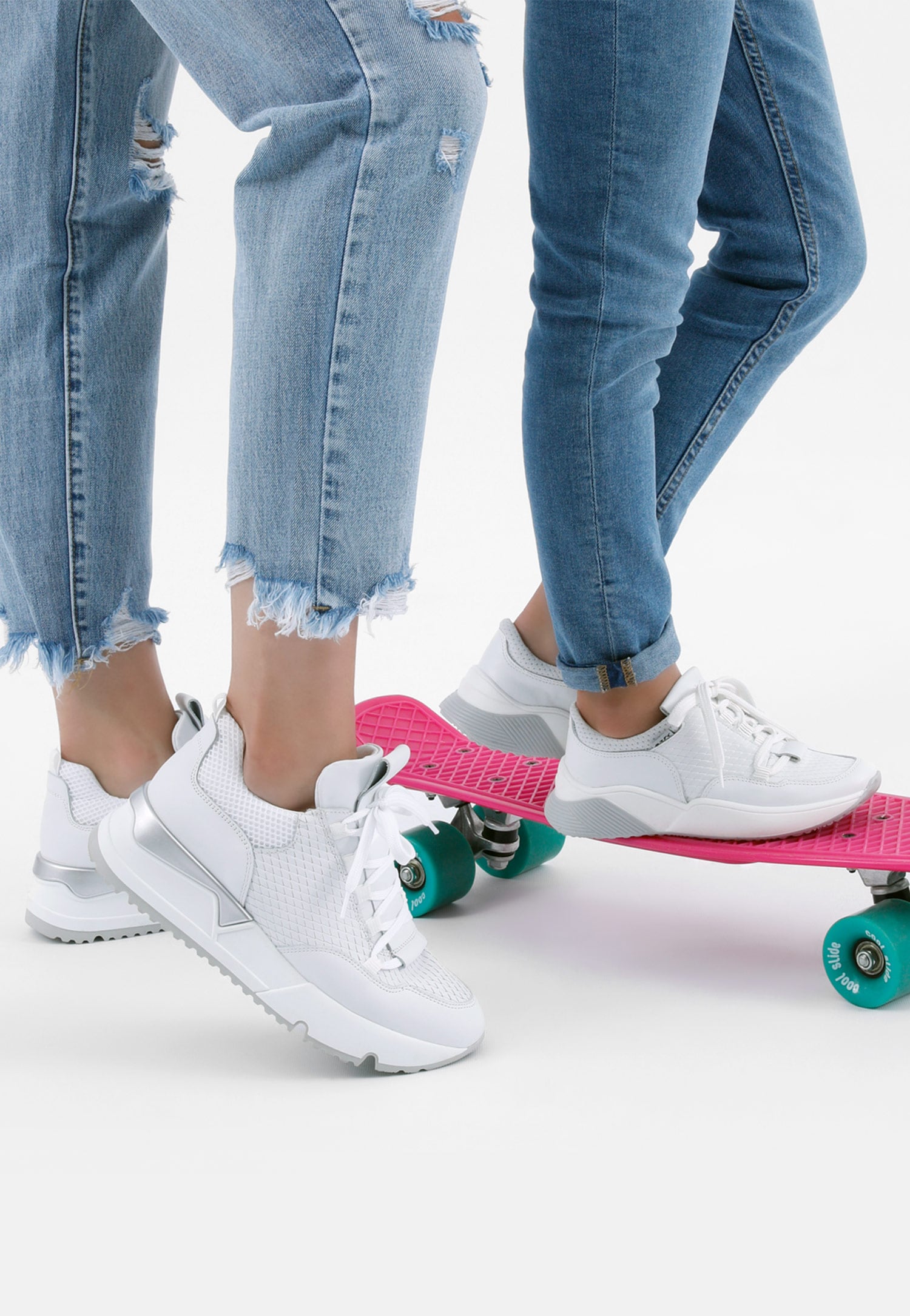 Białe sneakersy damskie ze srebrnymi elementami