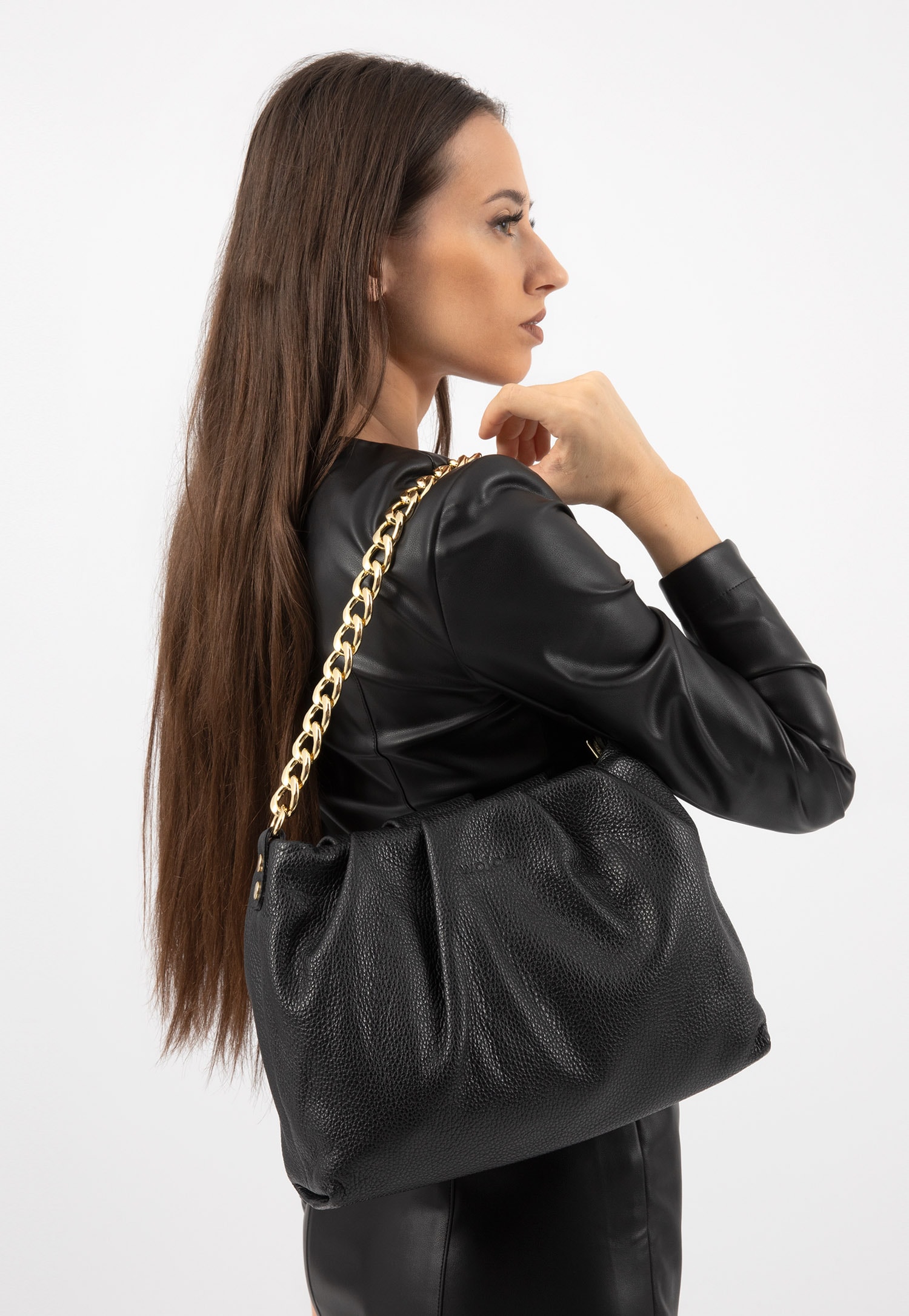 Bezowa skórzana torebka damska ze złotym łańcuchem