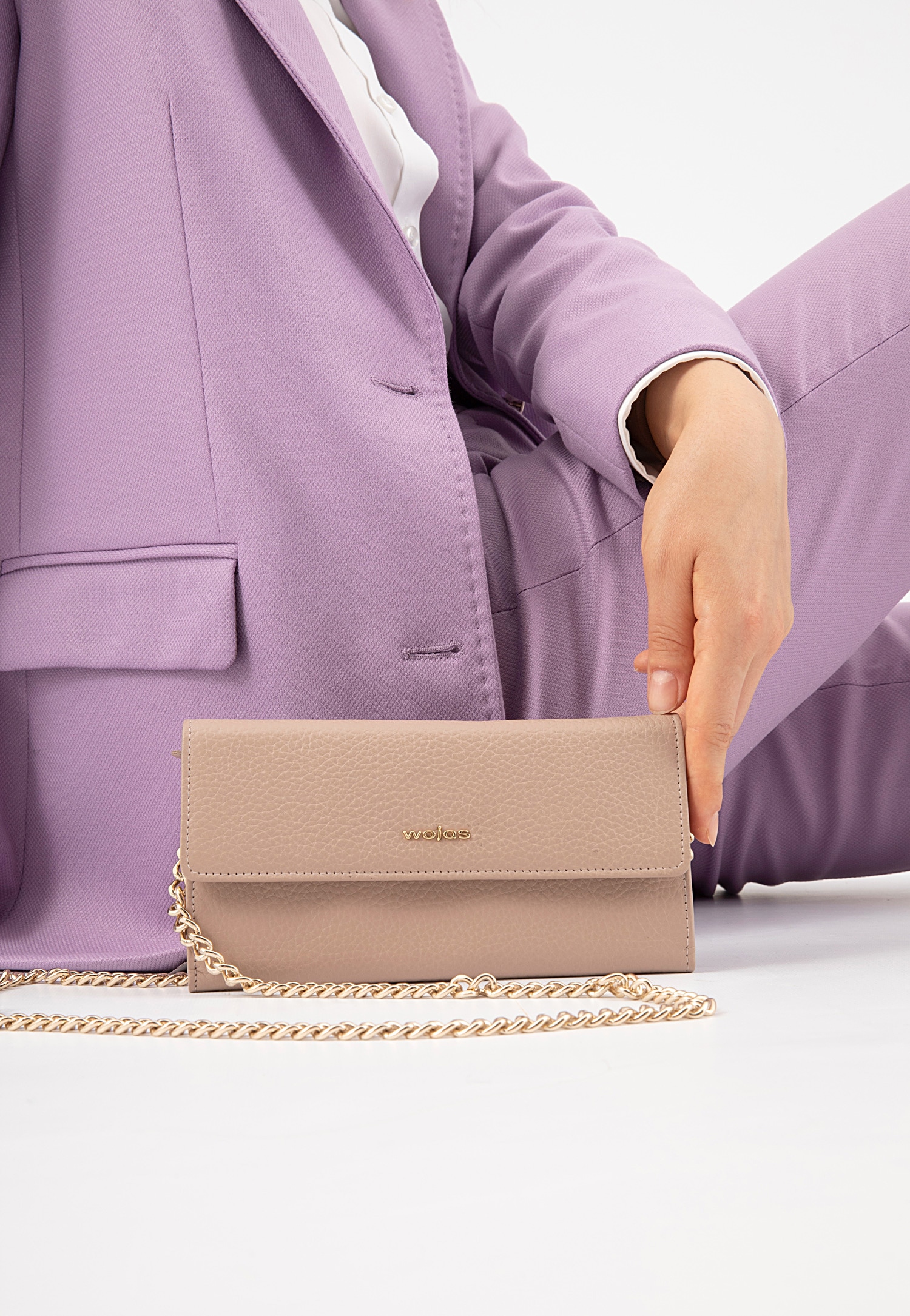 Jasnoróżowy duży portfel damski z doczepianym łańcuszkiem