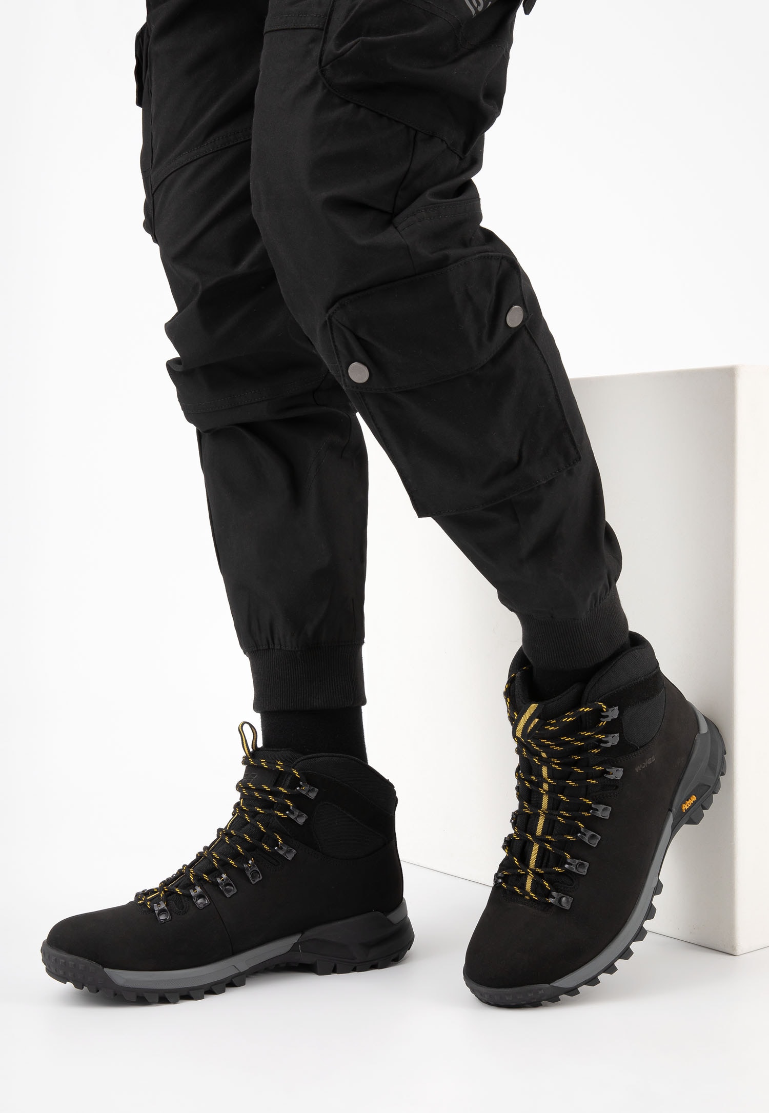 Czarne trzewiki trekkingowe z łączonych materiałów