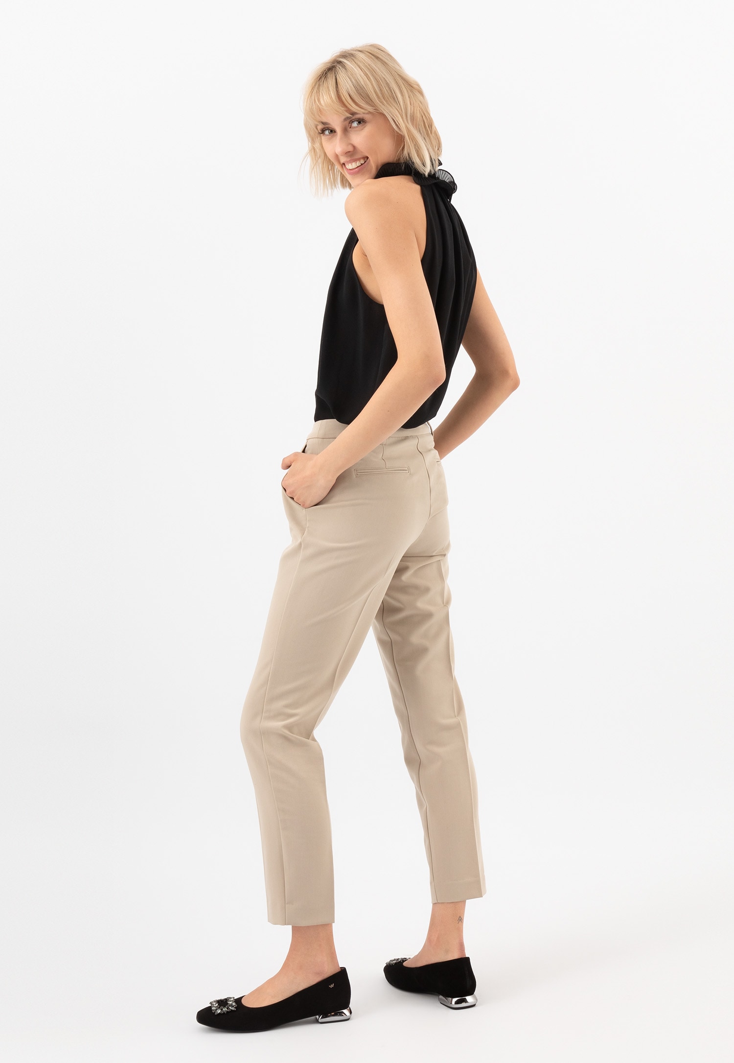 Czarne baleriny na obcasie z błyszczącą ozdobą