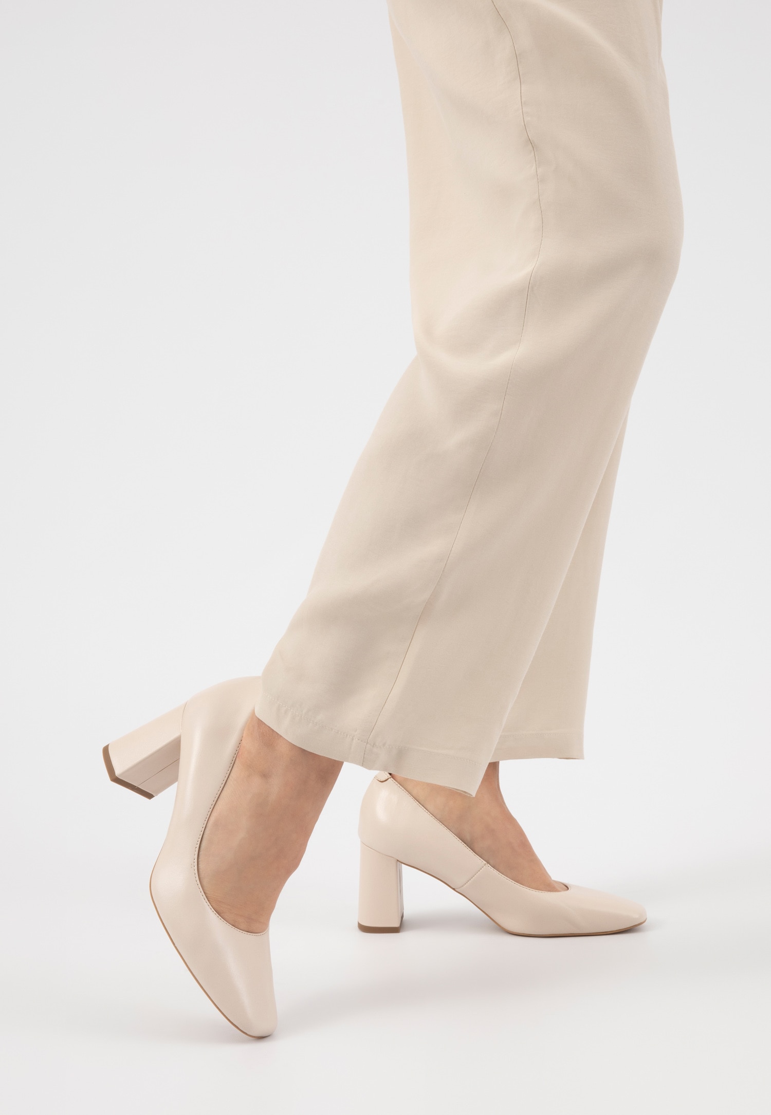 Delikatne czółenka damskie na słupku w kolorze beżowym