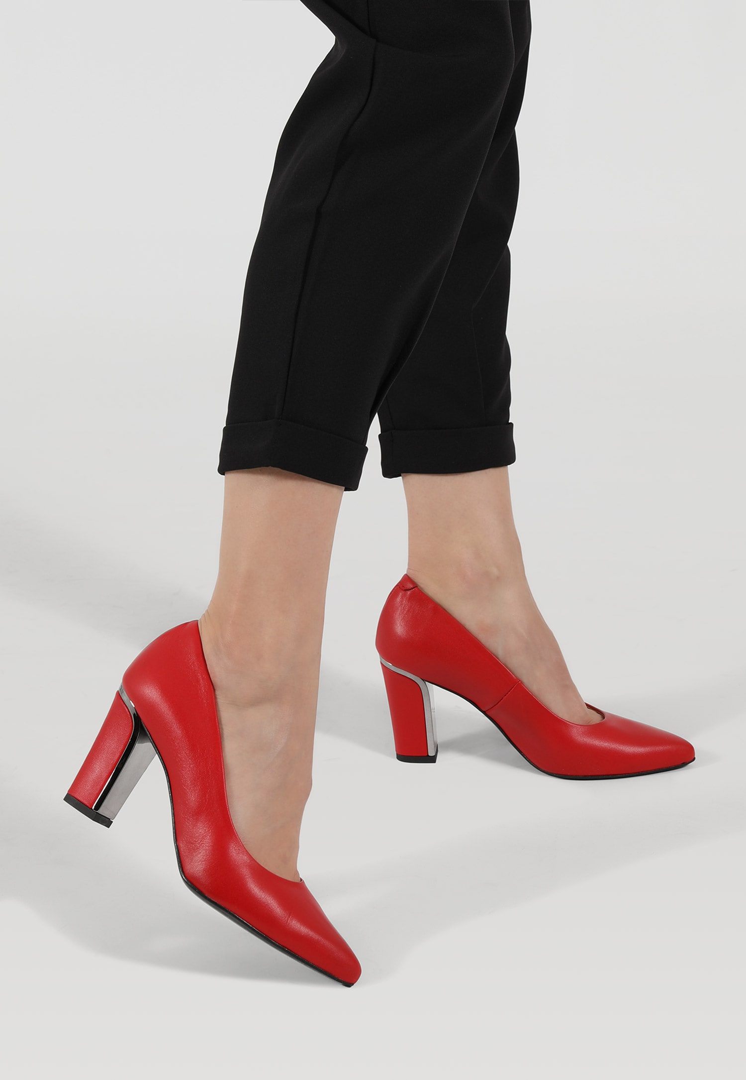 Czerwone czółenka damskie ze skóry licowej na ozdobnym obcasie