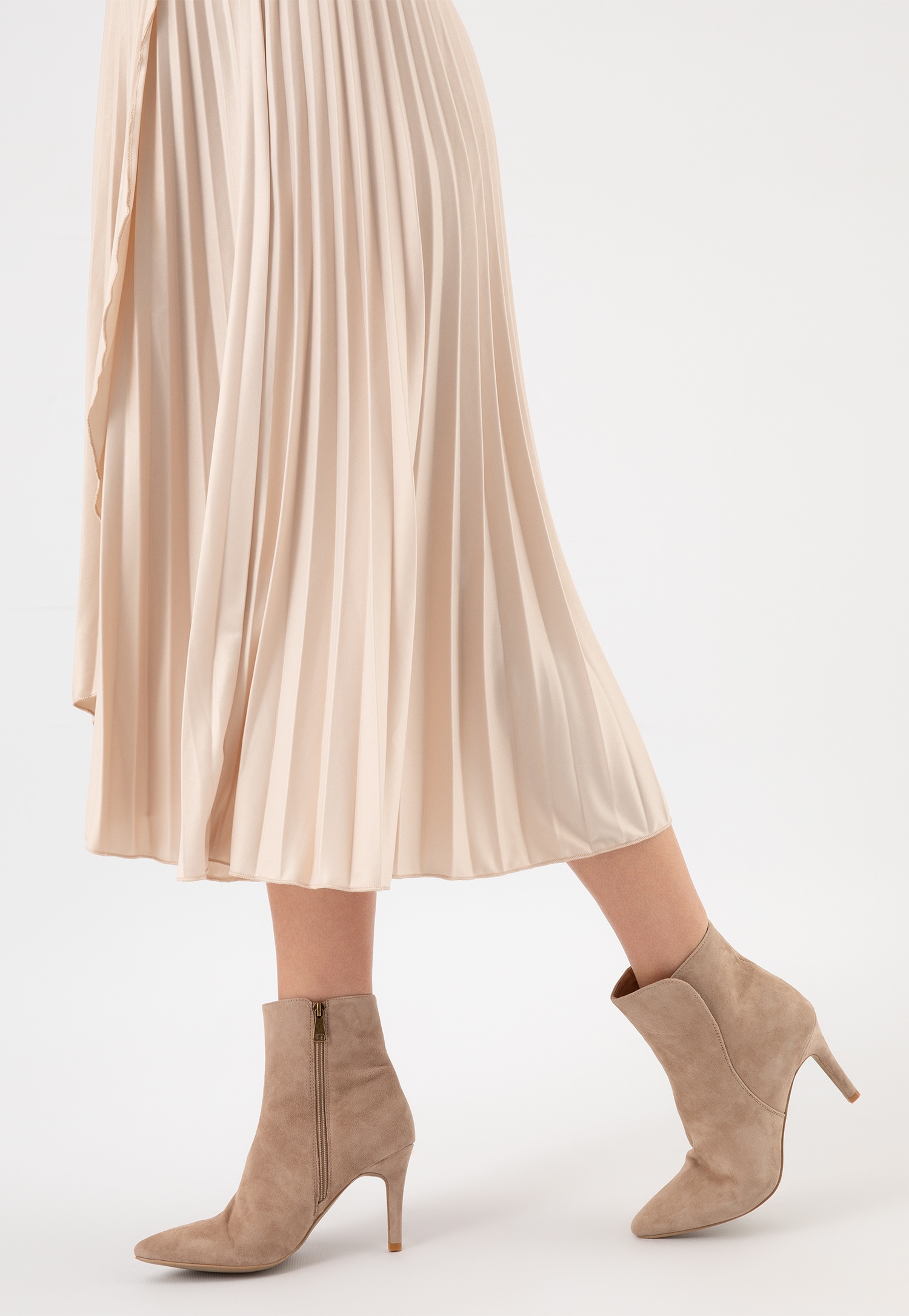 Beżowe eleganckie botki na obcasie