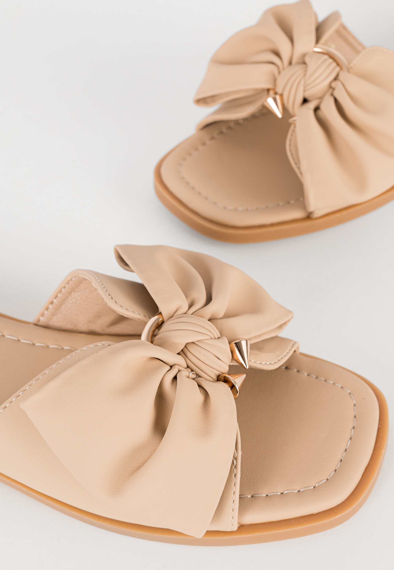 WJS beżowe klapki damskie z kokardką i metalową ozdobą