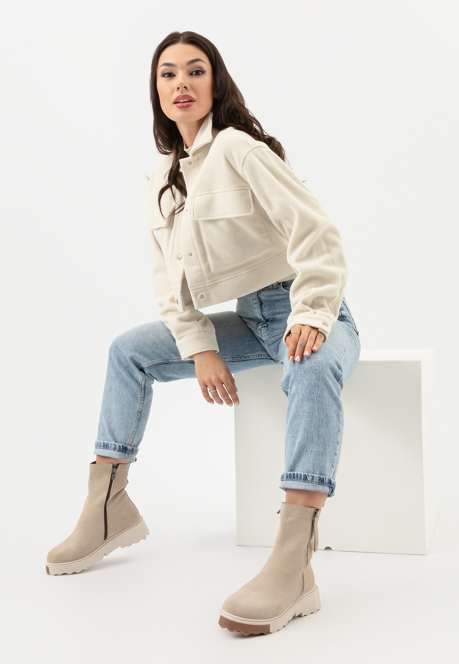 Beżowe botki damskie na podeszwie z kontrastową wstawką