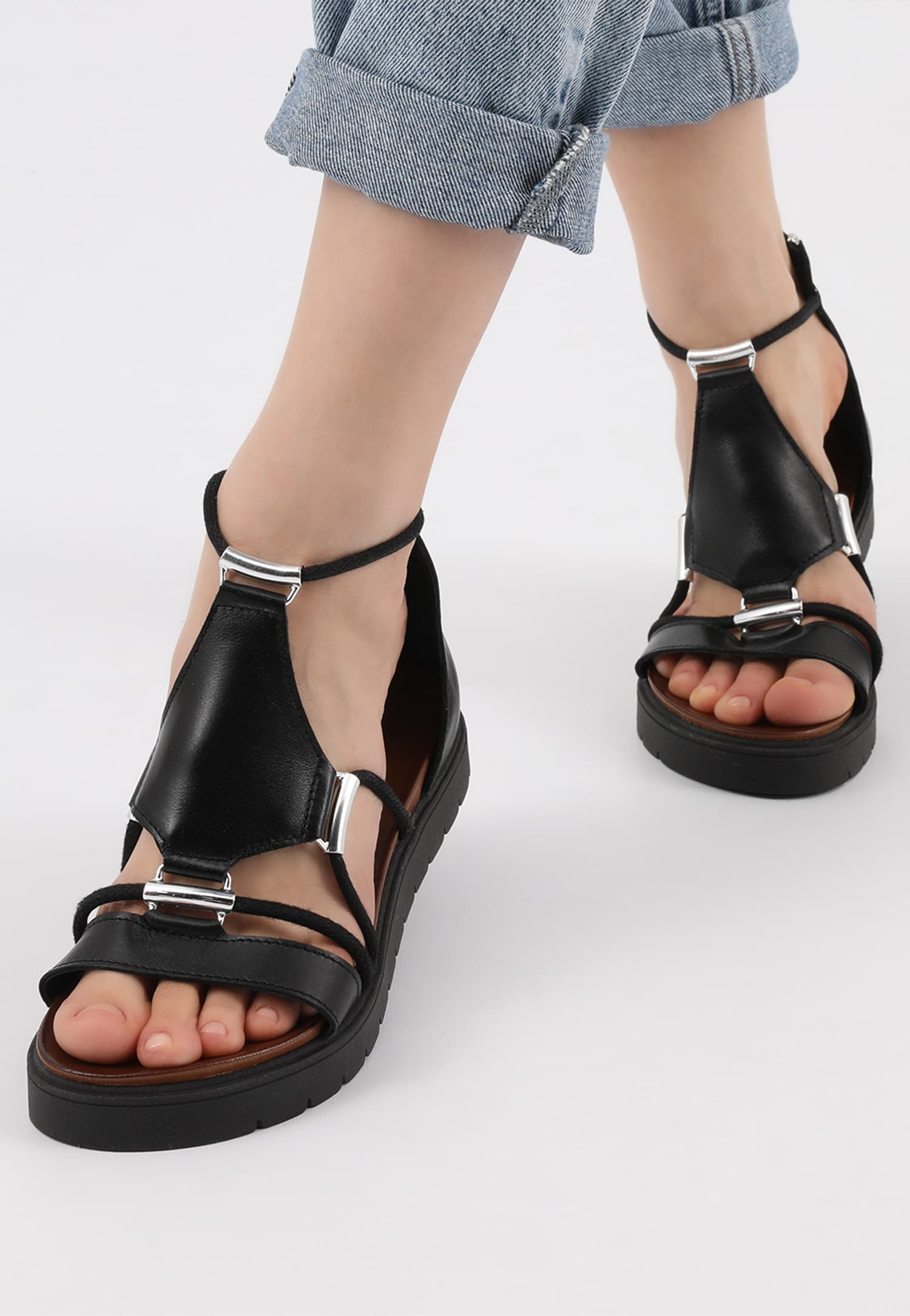 Czarne płaskie sandały damskie z zakrytą piętą