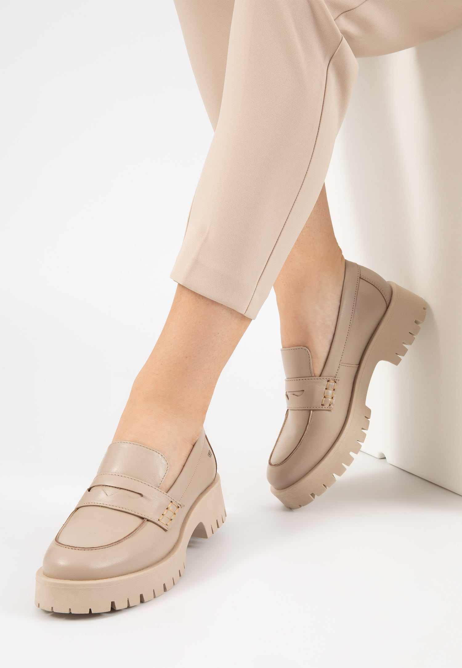 Czarne lakierowane mokasyny damskie