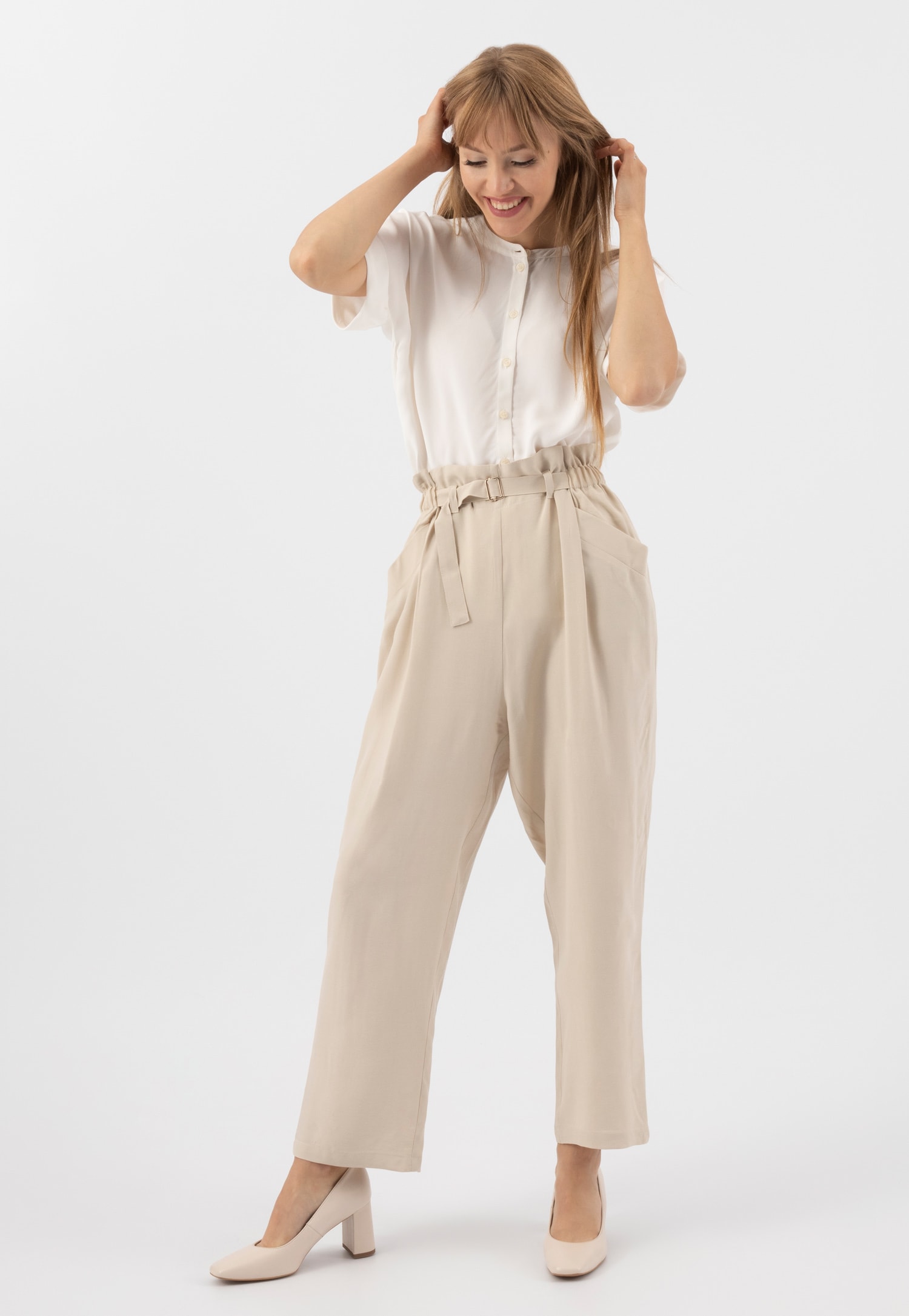 Delikatne czółenka damskie na słupku w kolorze beżowym