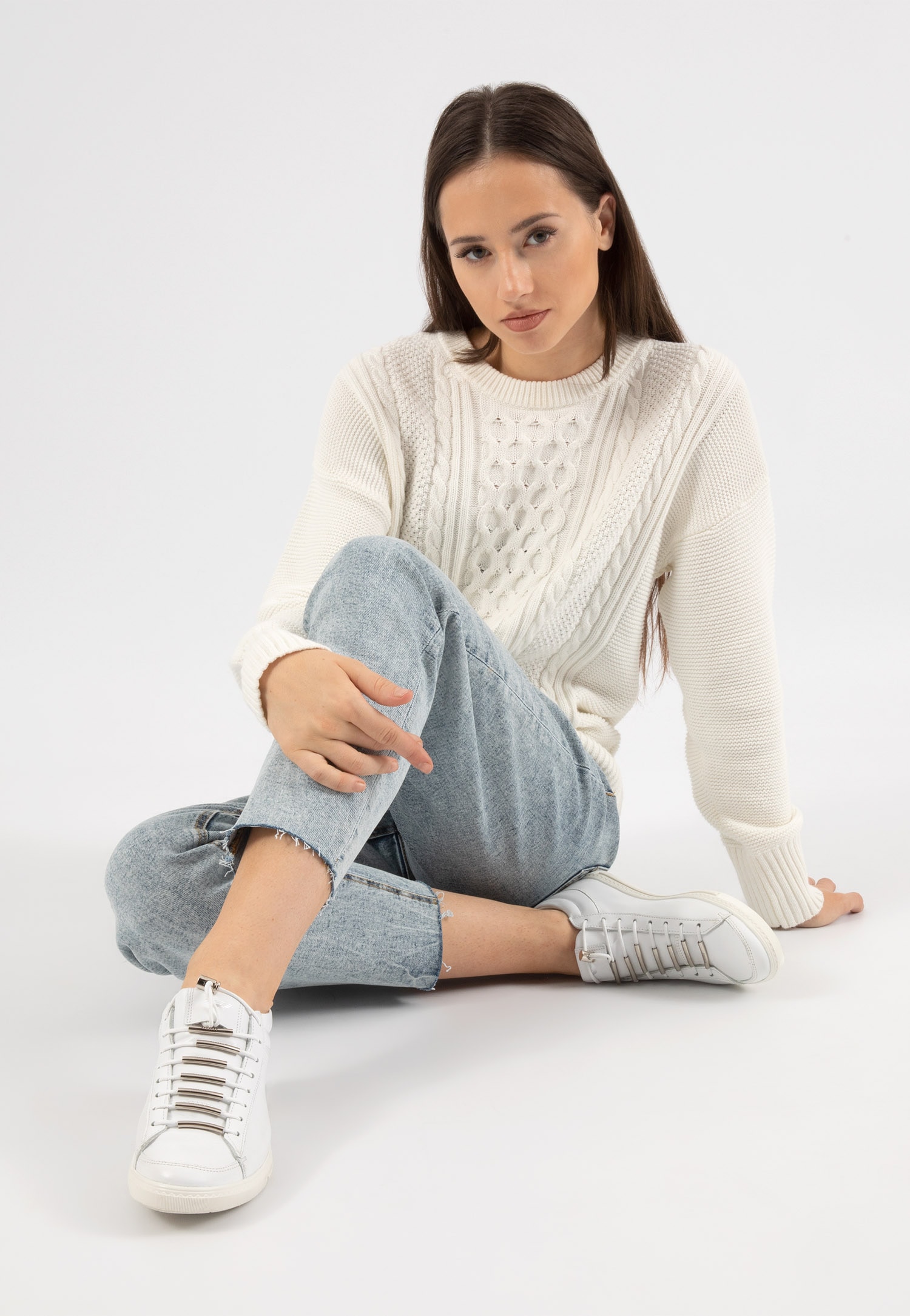 Czarne trampki damskie z metalowymi zdobieniami