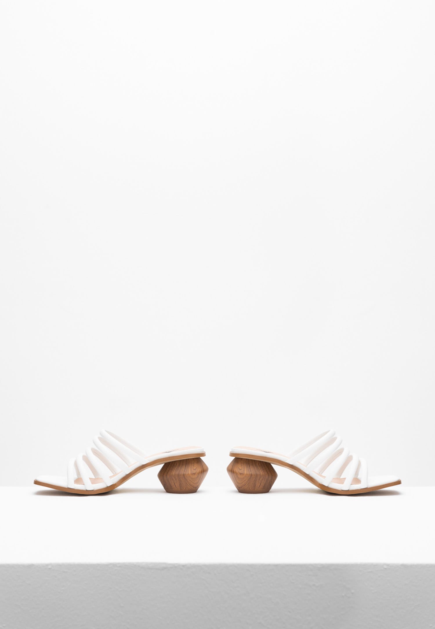 WJS klapki damskie z czarnymi delikatnymi paskami