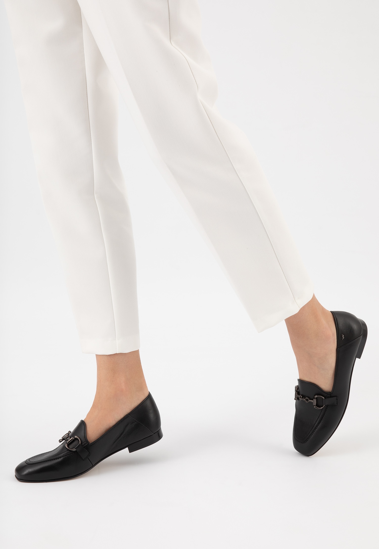 Jasnobrązowe półbuty damskie z metalową ozdobą horsebit