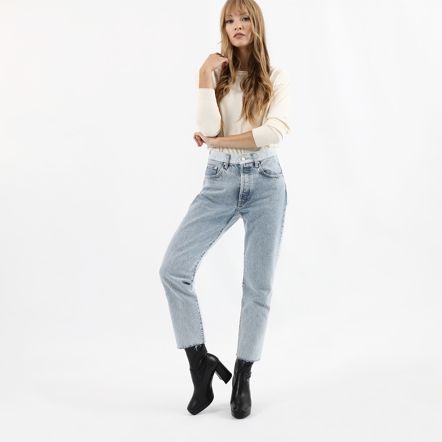 Czarne botki damskie na słupku w modowym wydaniu