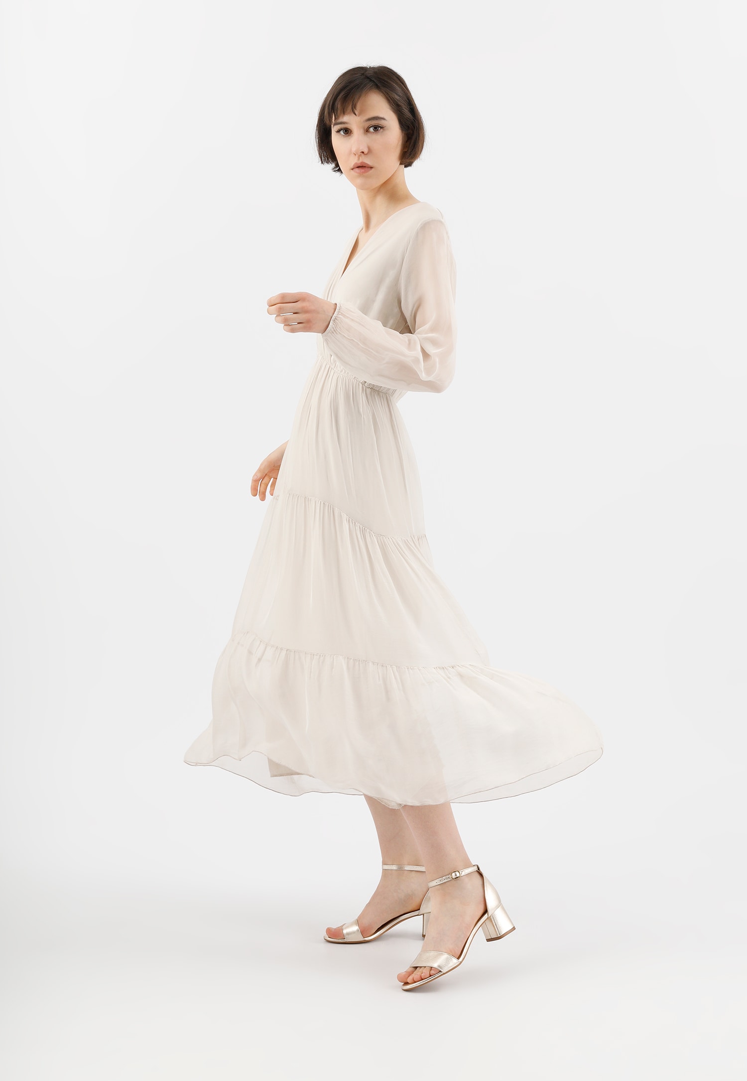 Zjawiskowe srebrne sandały damskie na obcasie