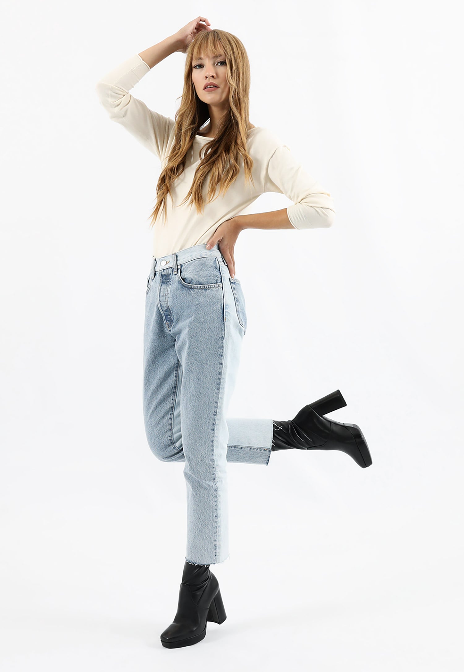 Czarne botki damskie na słupku w modowym wydaniu