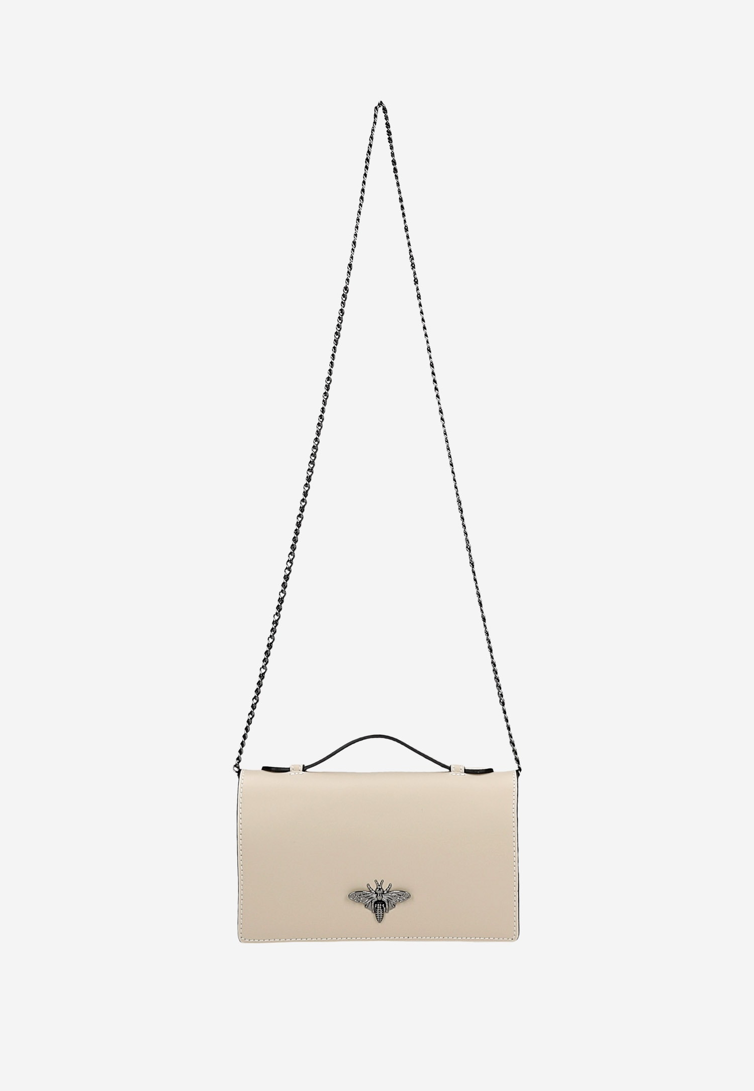 Czarna torebka damska z ozdobnym zapięciem w kształcie owada