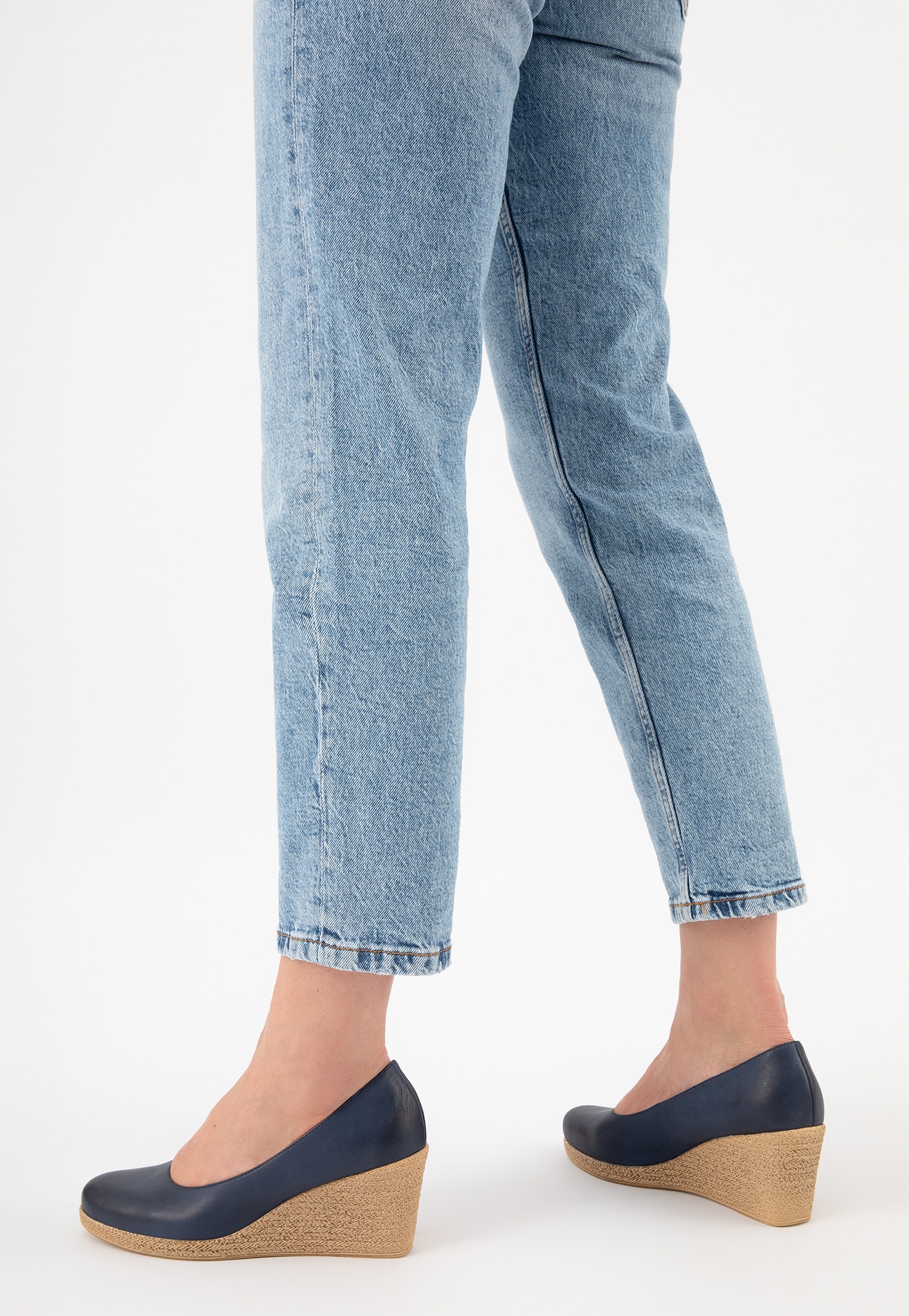 Czarne czółenka damskie na koturnie