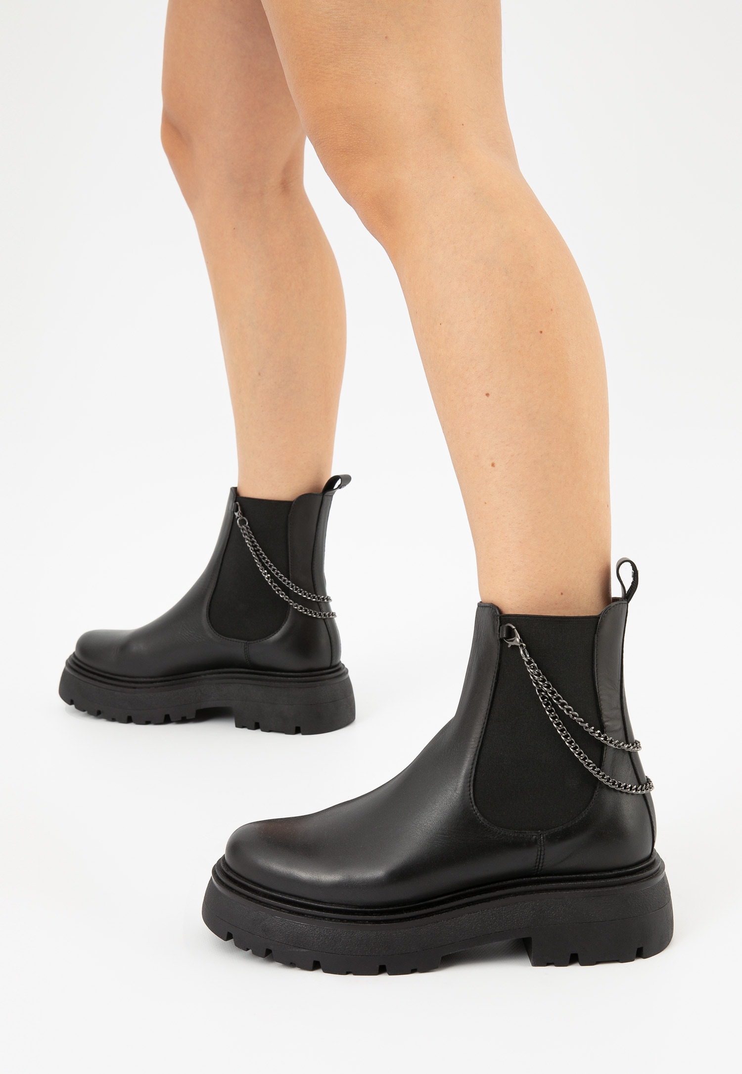 Czarne skórzane botki damskie z odczepianym łańcuchem na masywnej podeszwie