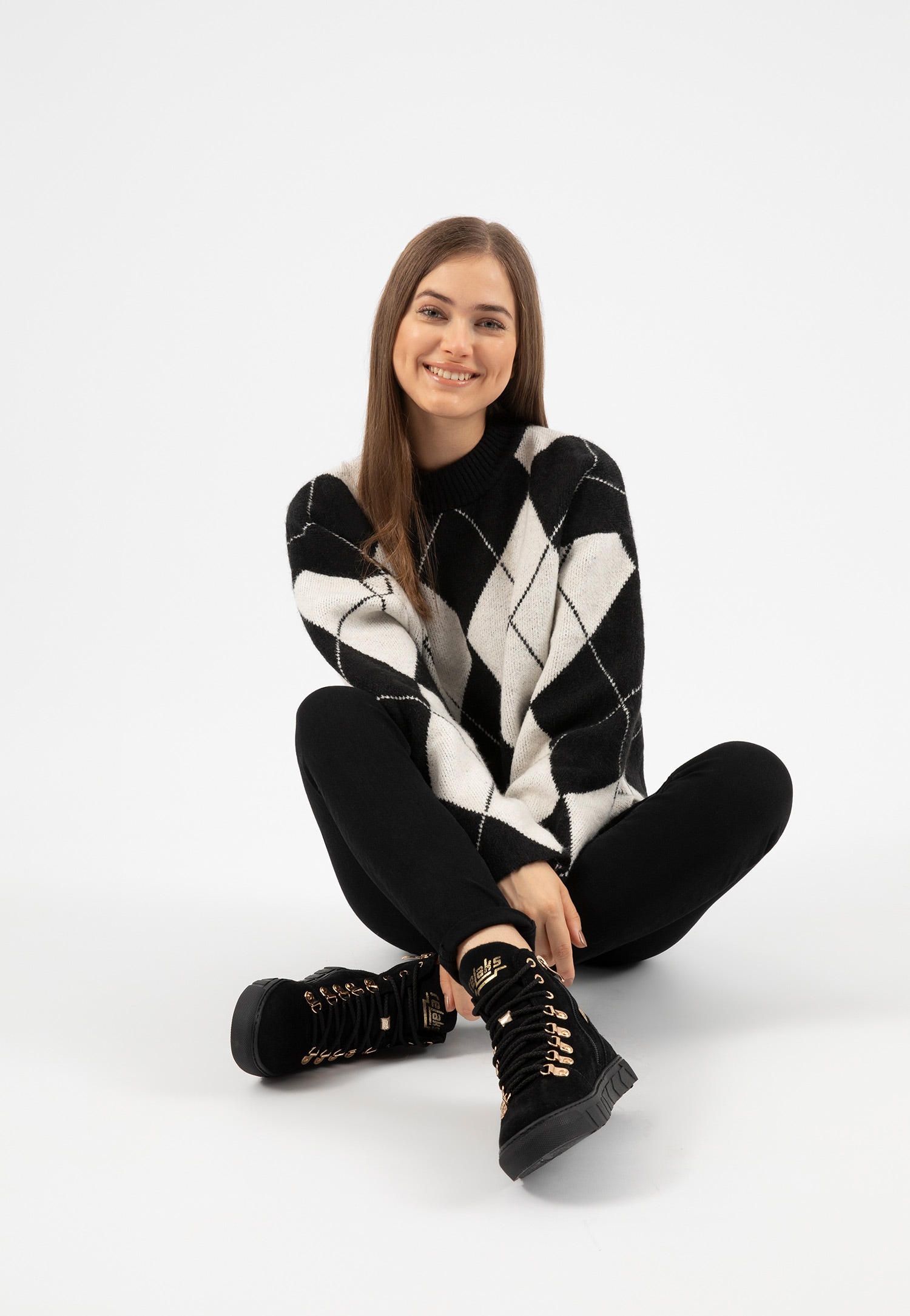 RELAKS czarne ocieplane trzewiki damskie ze złotymi elementami