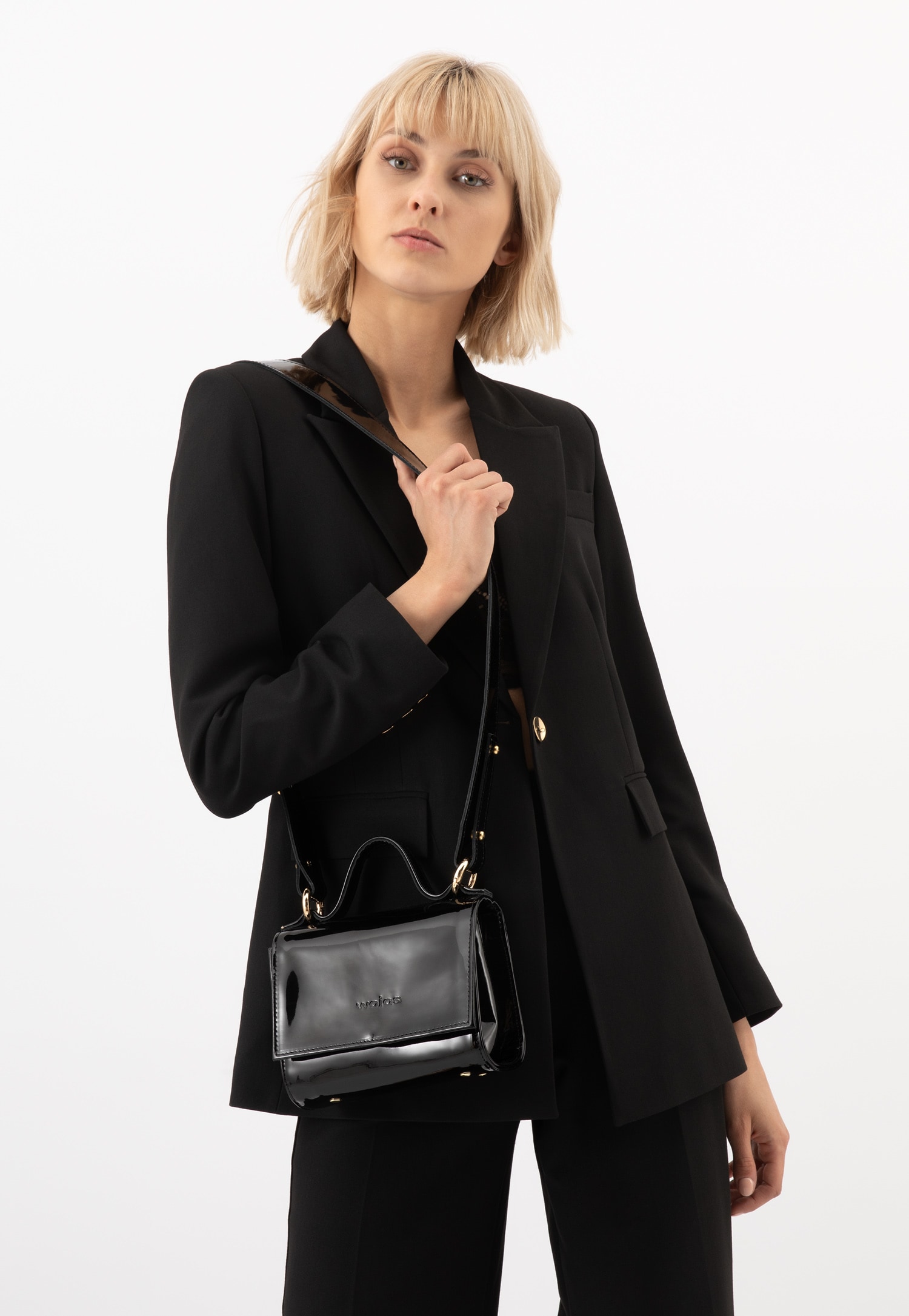 Mała czarna torebka damska z lakierowanej skóry
