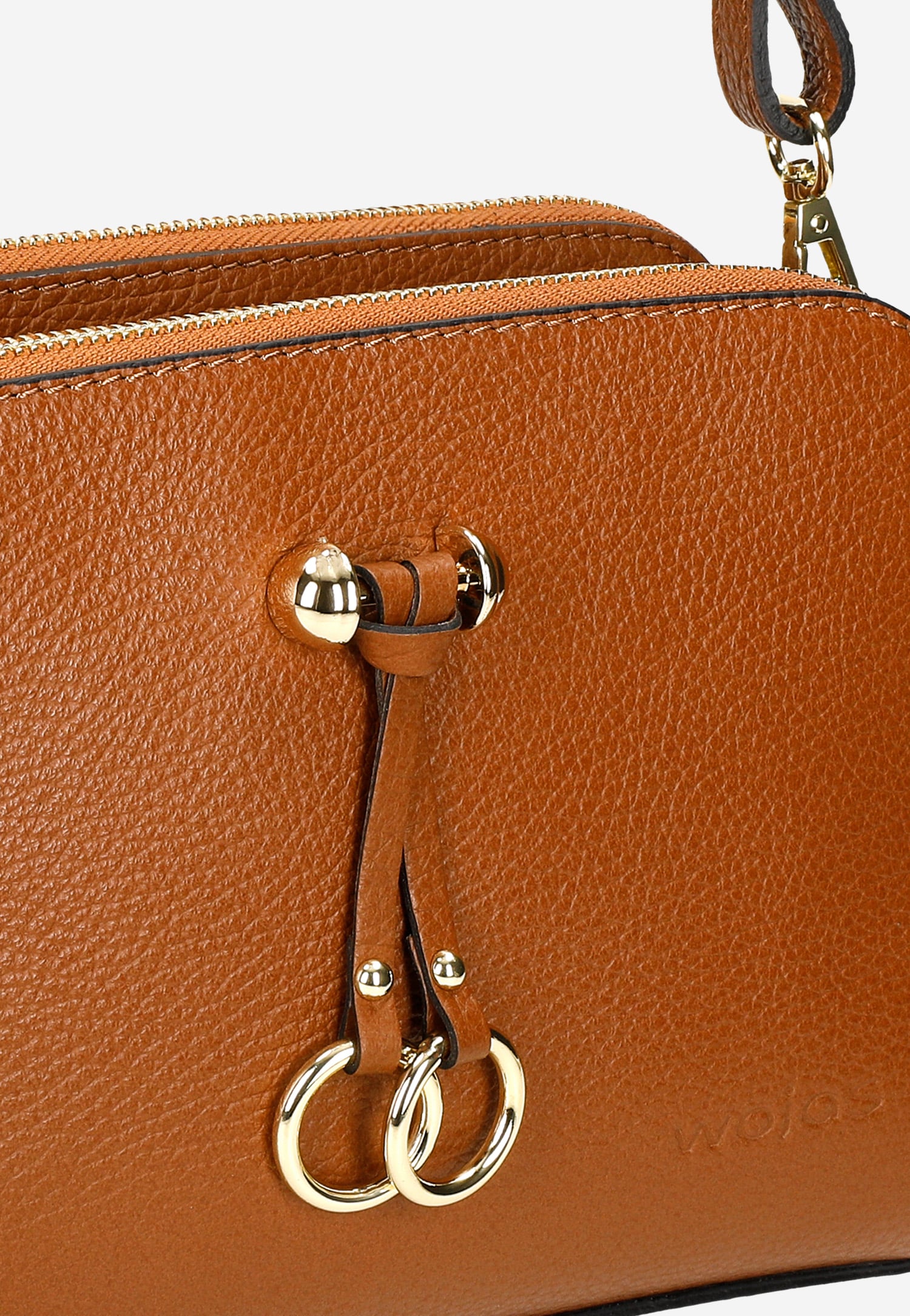 Mała torebka damska z ozdobnymi kółkami na skórzanych paskach