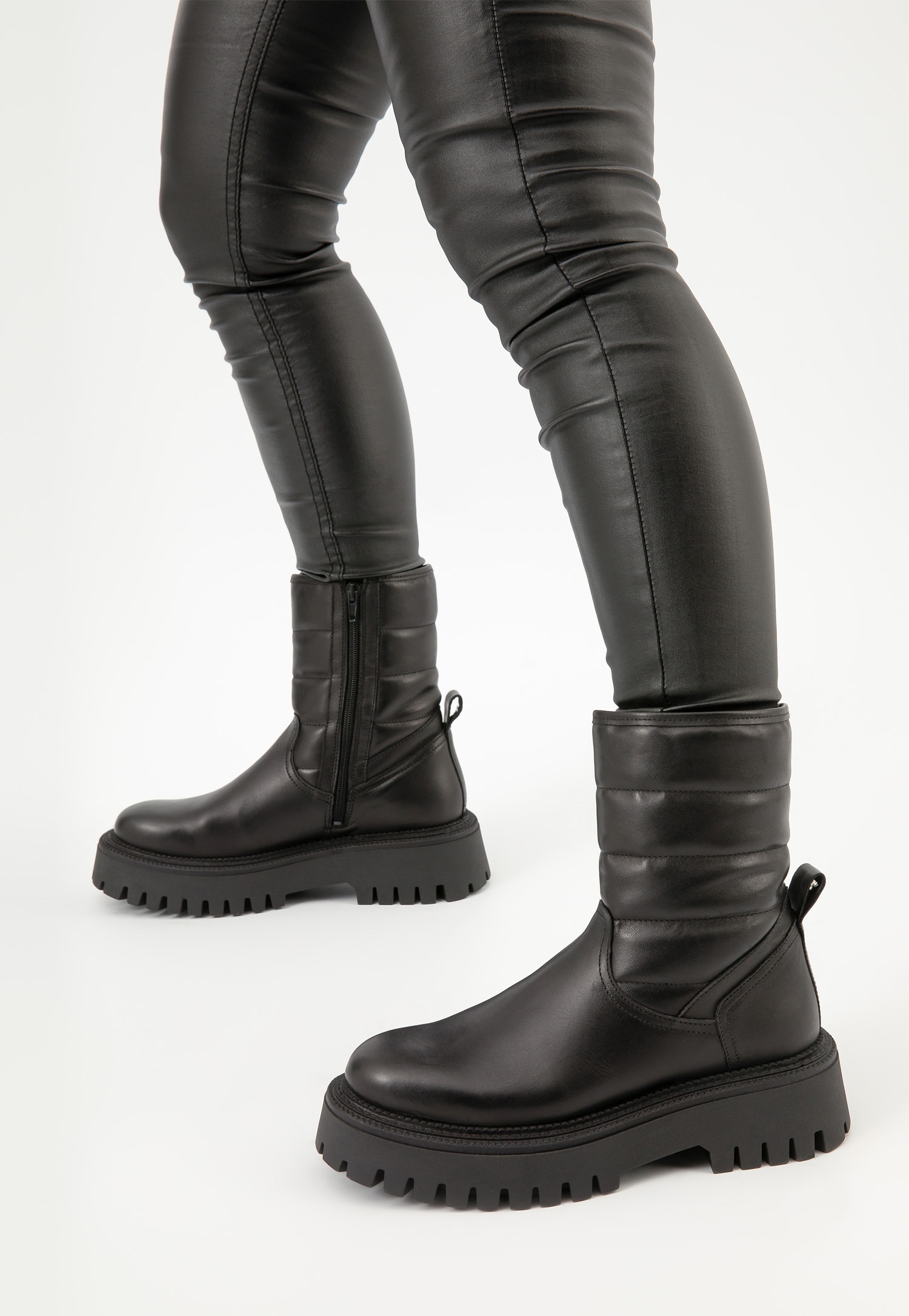 Czarne ocieplane botki damskie z pikowaną cholewką