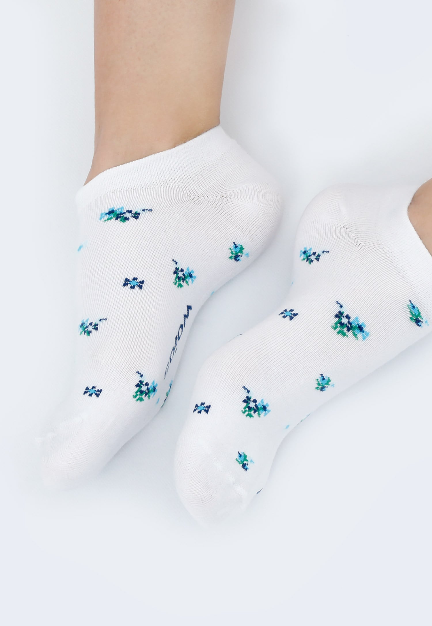 Białe stopki damskie w delikatny wzór