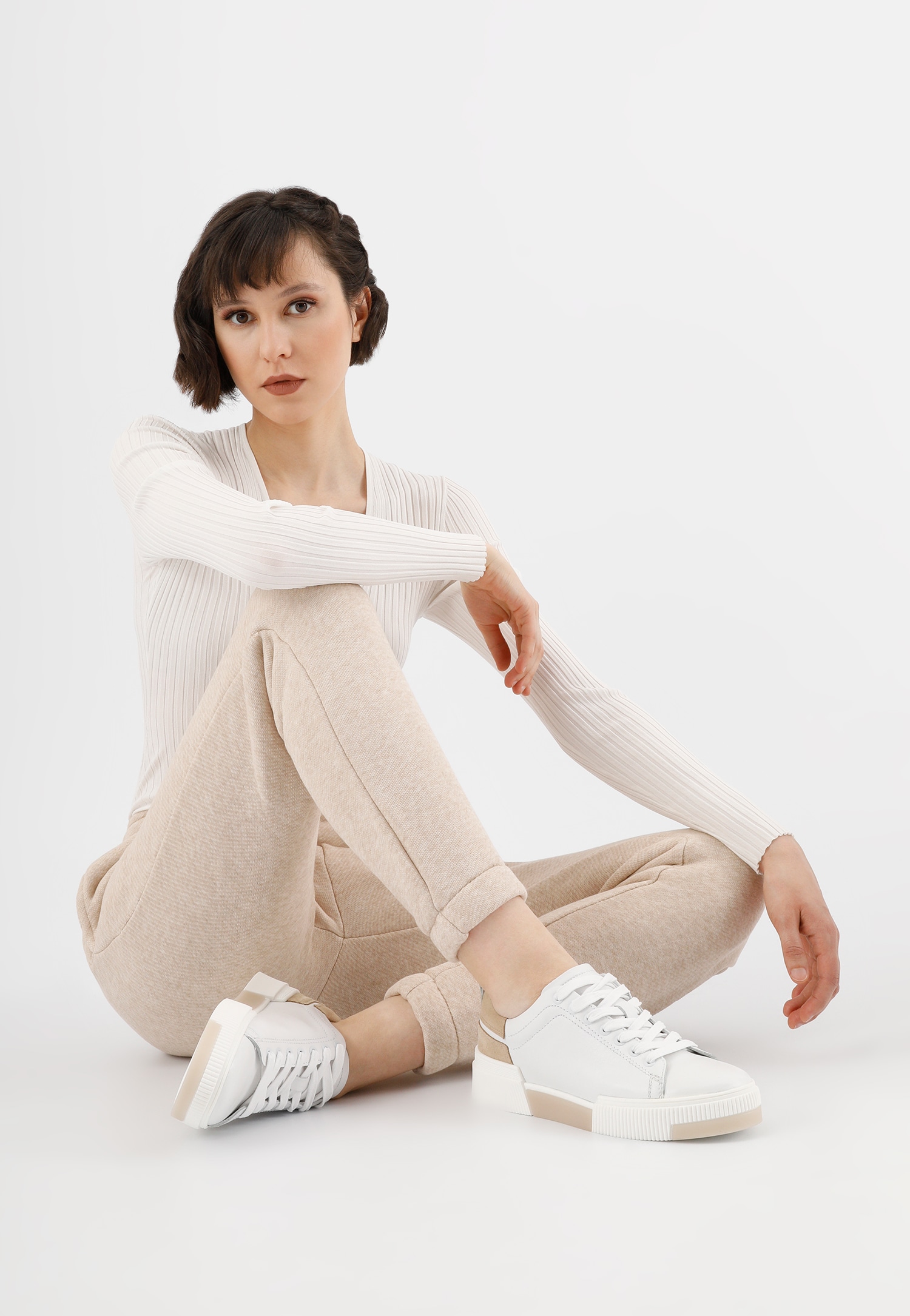 Białe trampki damskie z beżowymi akcentami