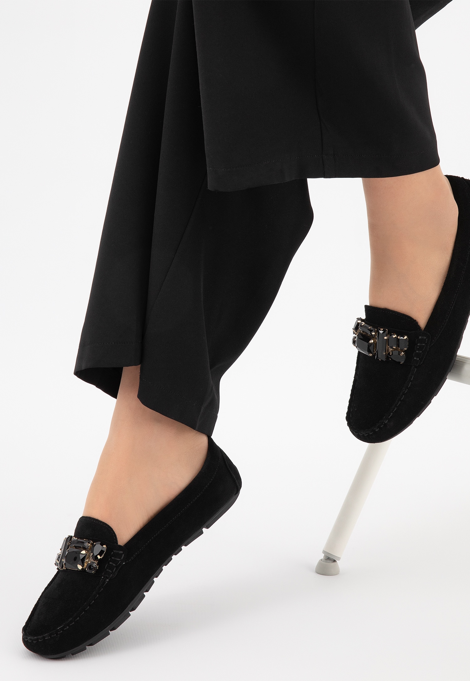 Beżowe mokasyny damskie z ozdobnymi kryształami