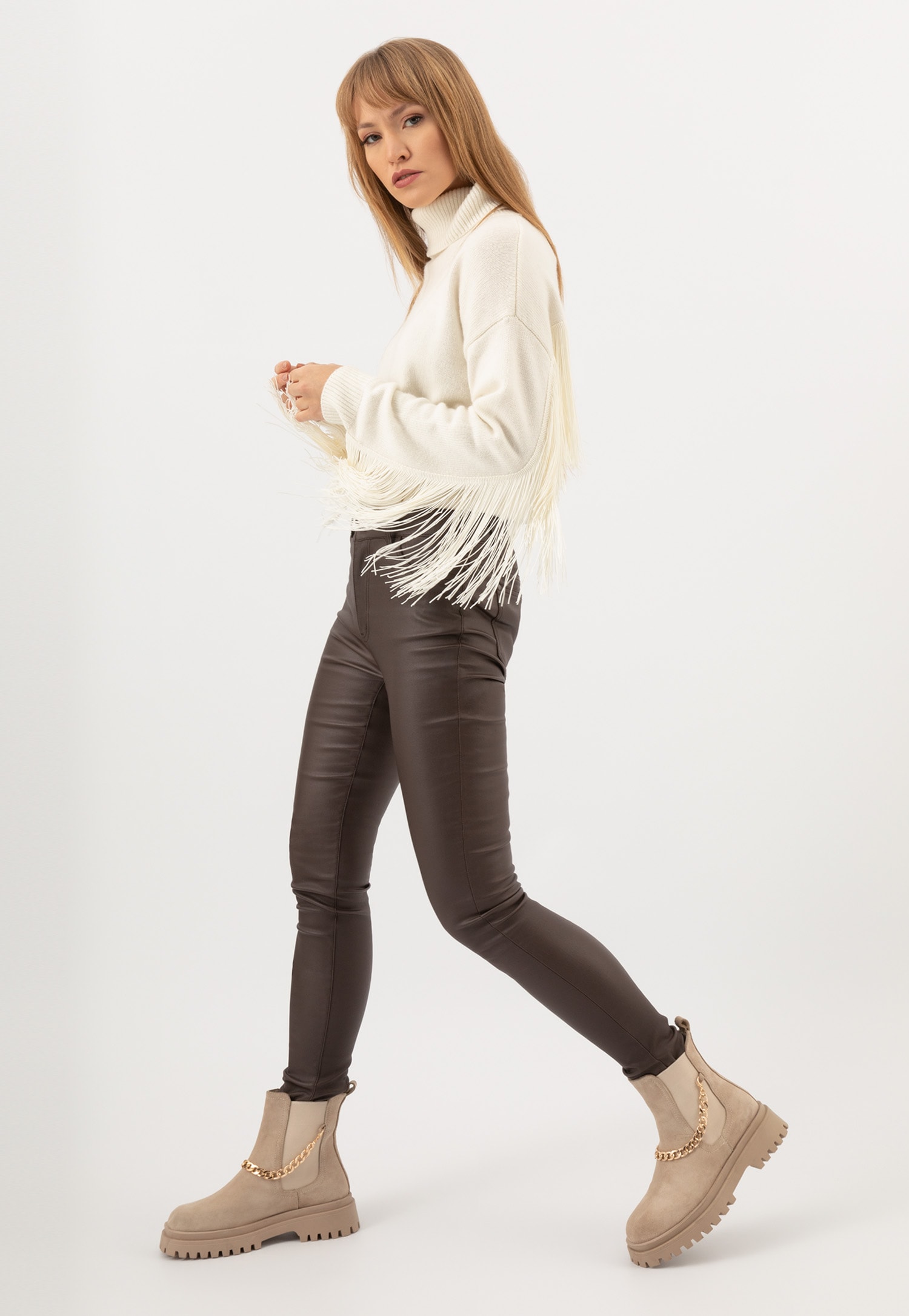 Beżowe botki damskie typu sztyblety ze złotym łańcuszkiem