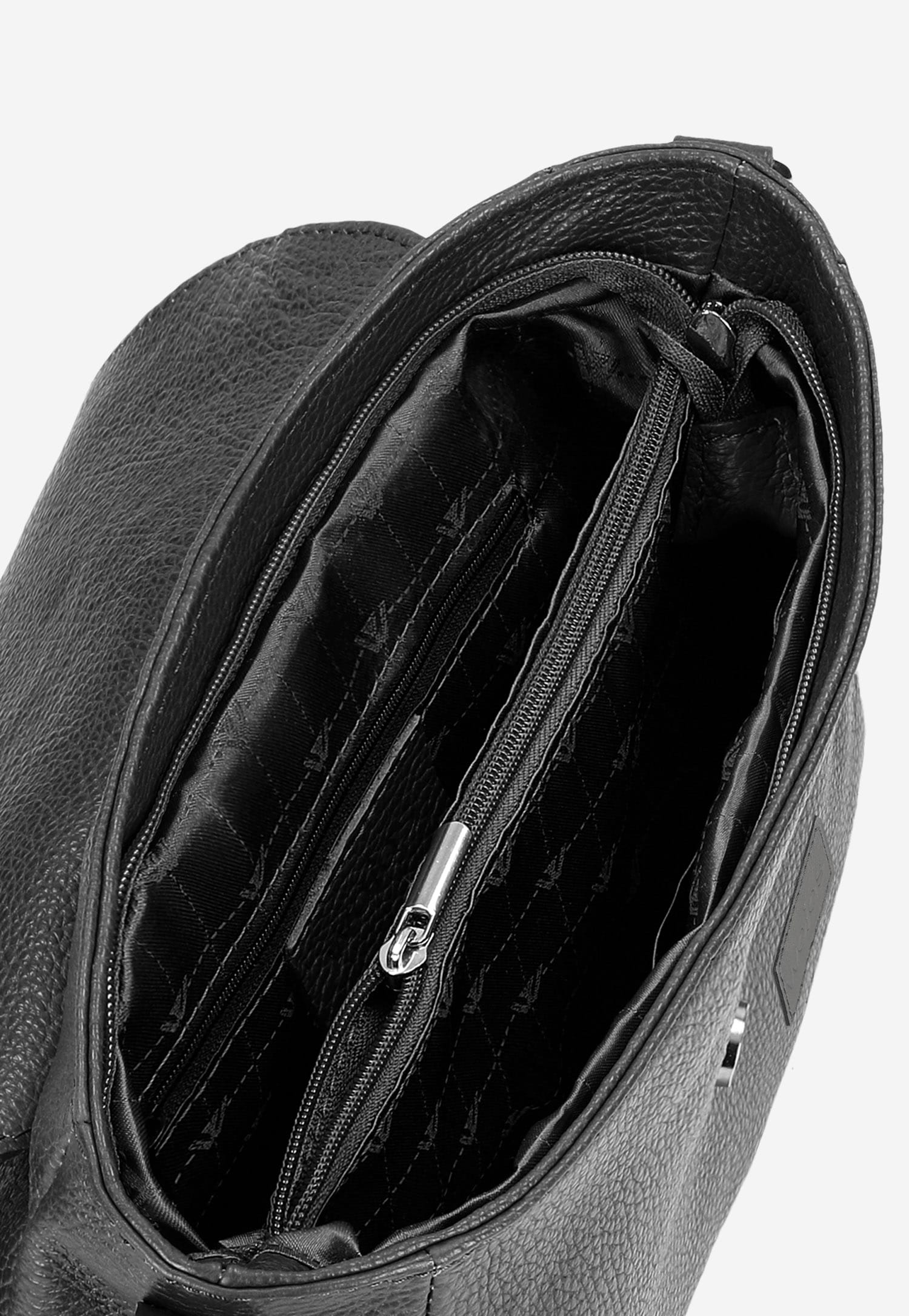 Skórzana torebka z ozdobnymi frędzelkami