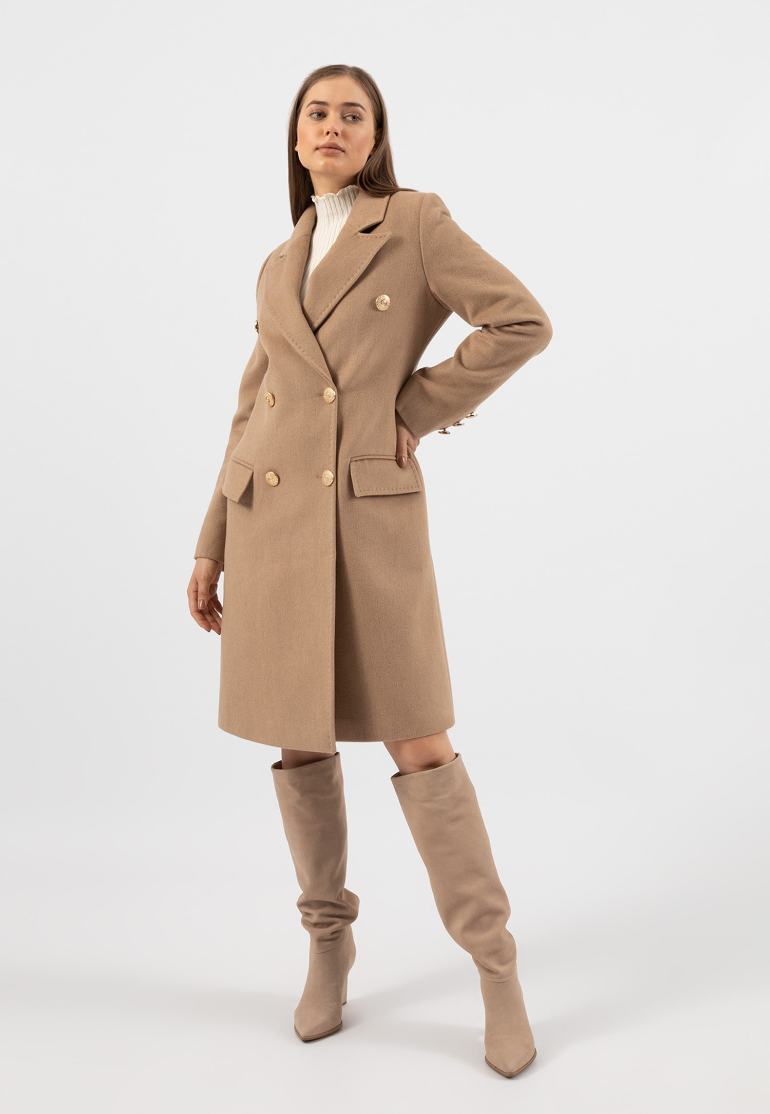 RELAKS czarny płaszcz damski ze złotymi guzikami