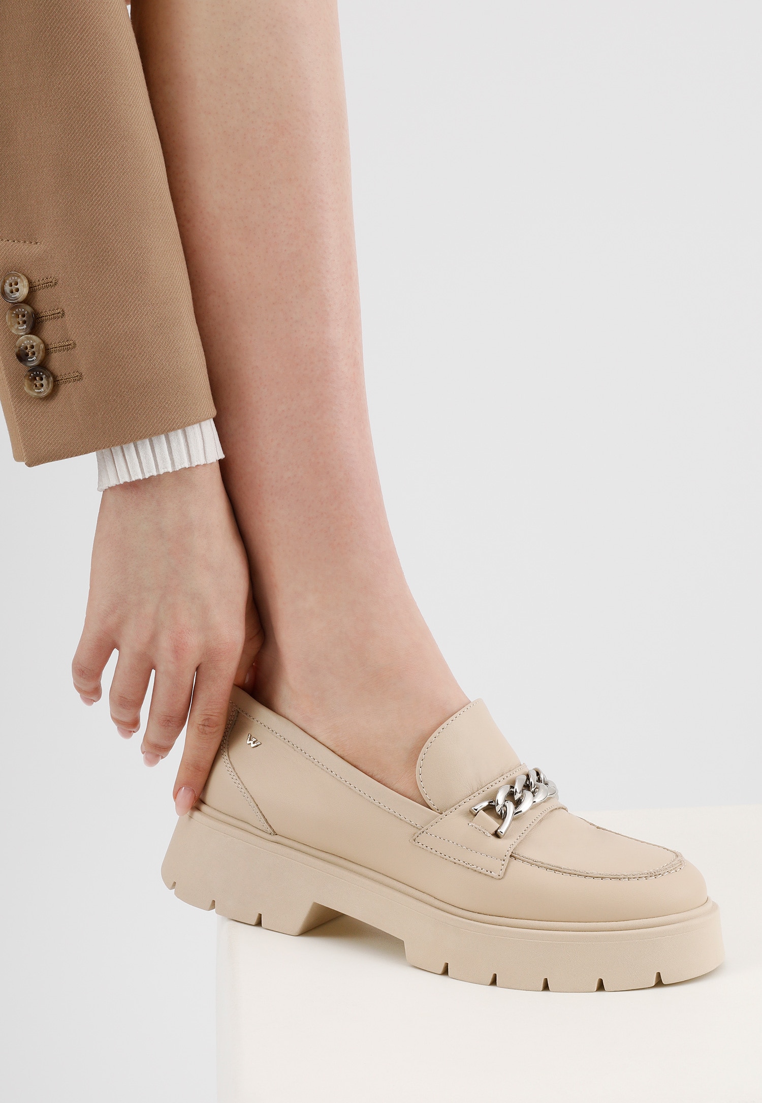 Czarne mokasyny damskie na grubej podeszwie z ozdobnym łańcuszkiem