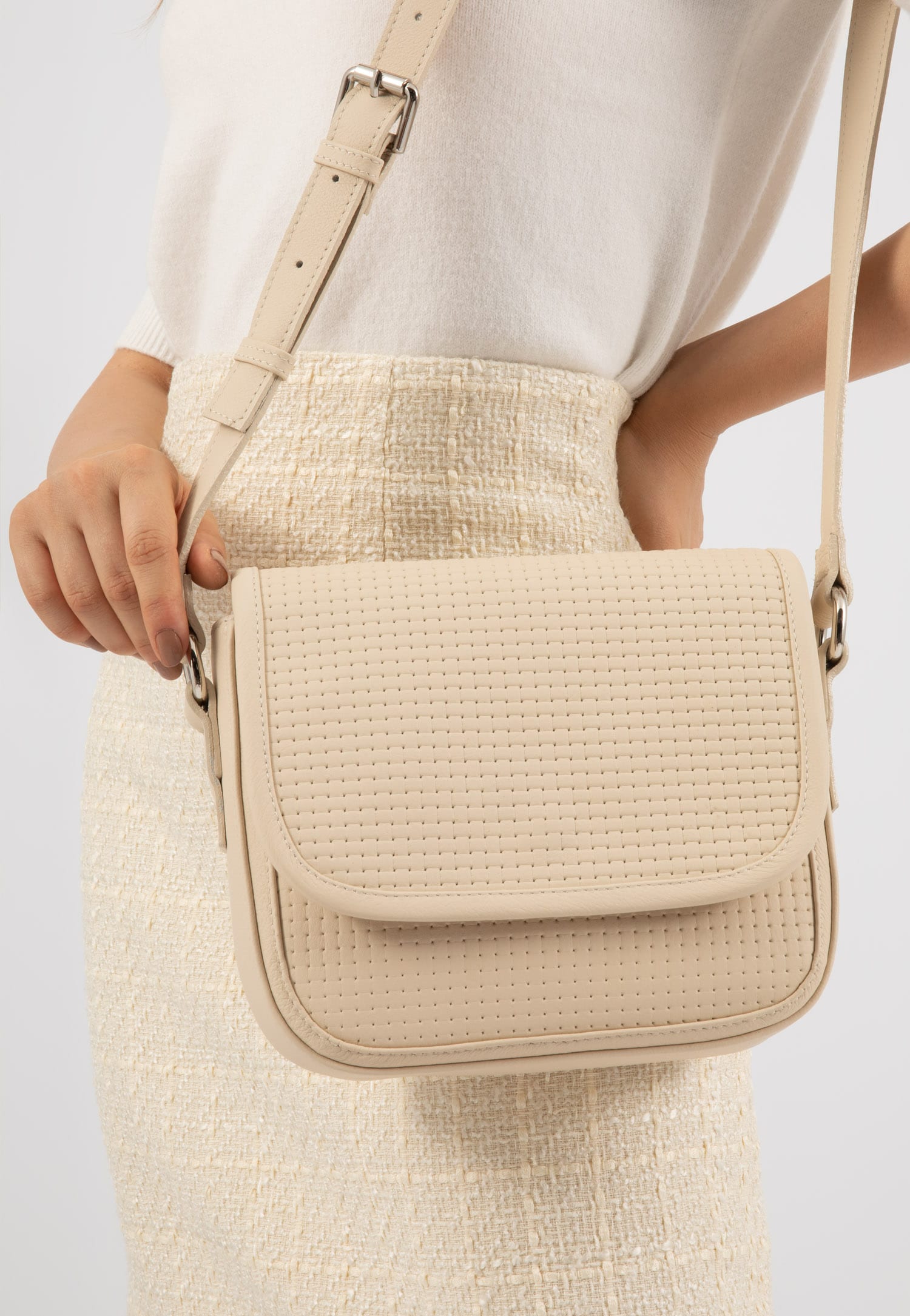 Skórzana torebka damska w kolorze jasnego beżu