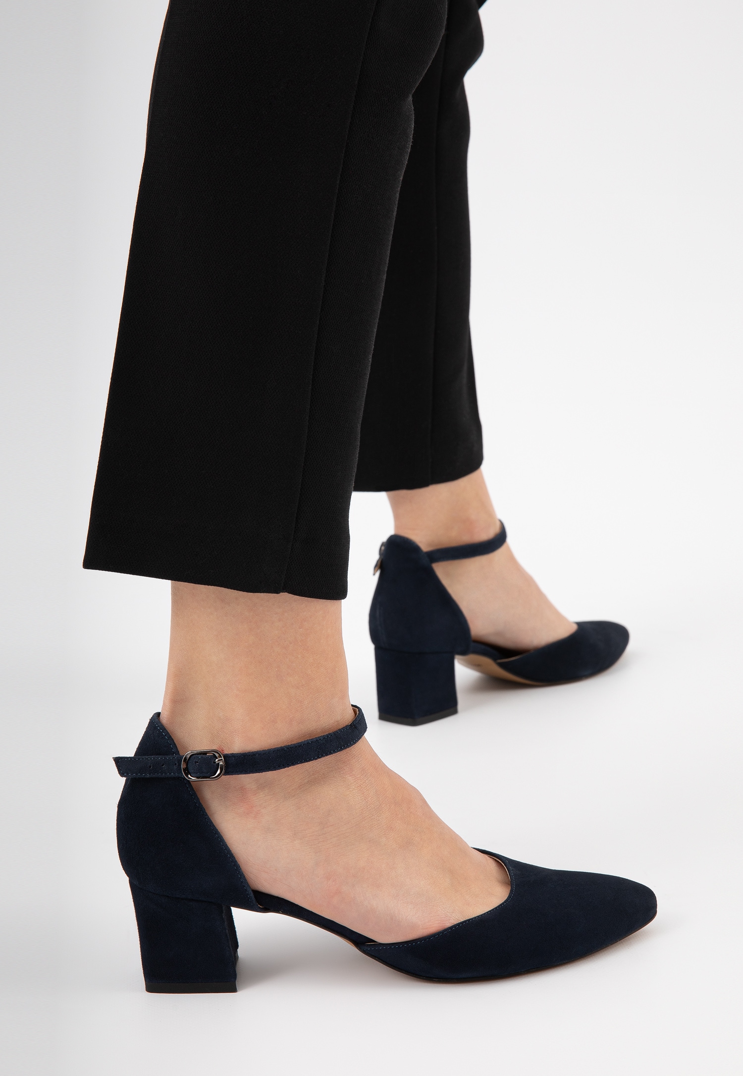 Złote czółenka damskie na niskim słupku