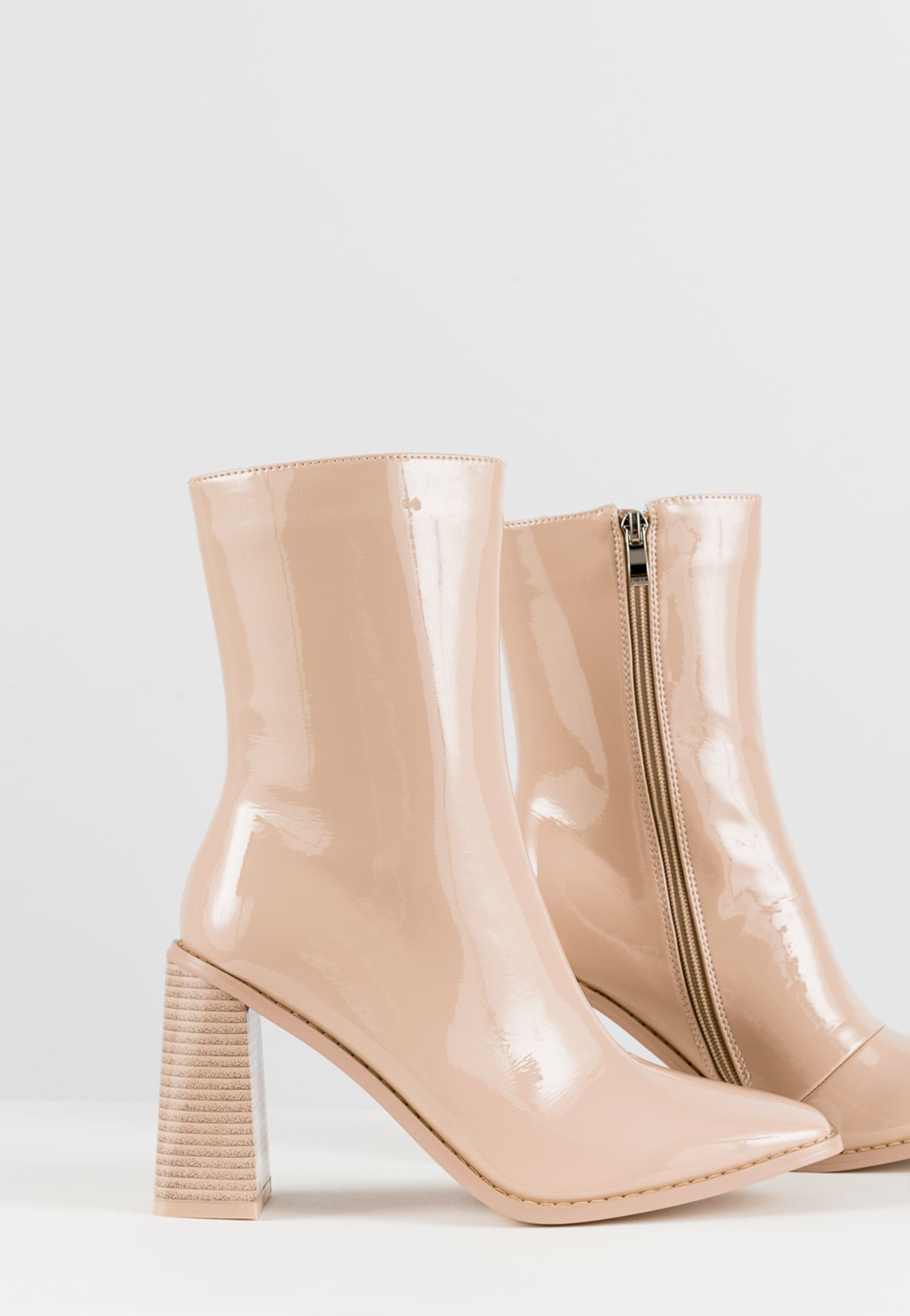 WJS beżowe lakierowane botki z noskiem w szpic