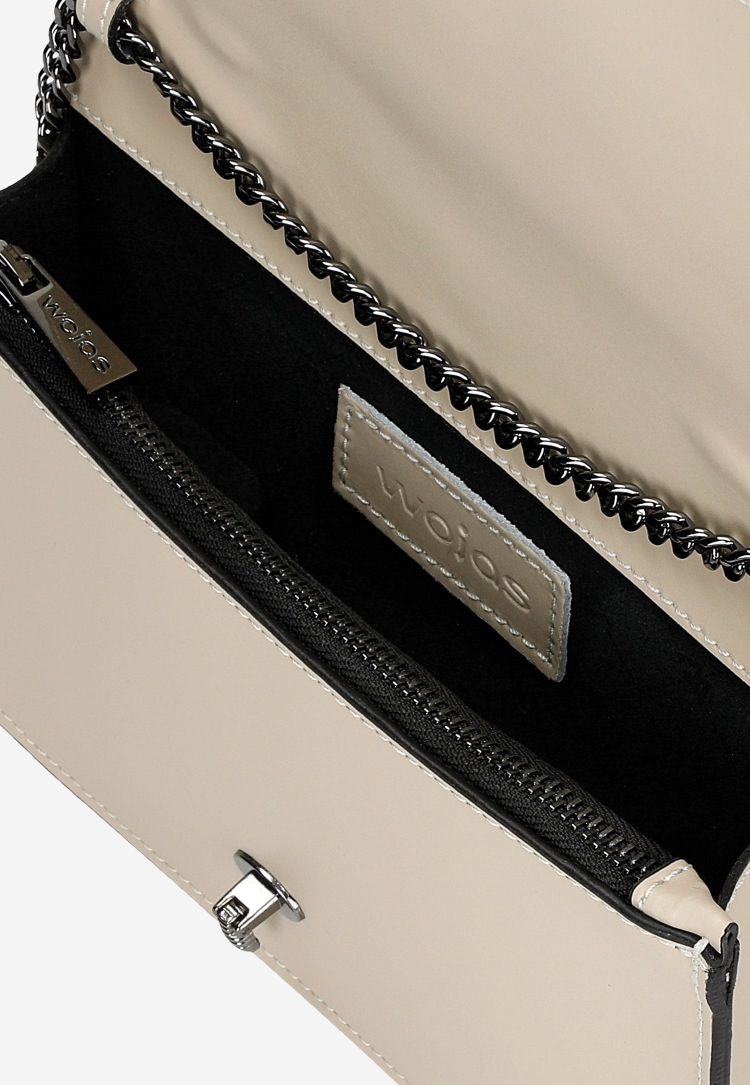 Czarna torebka damska z ozdobnym zapięciem w kształcie owada