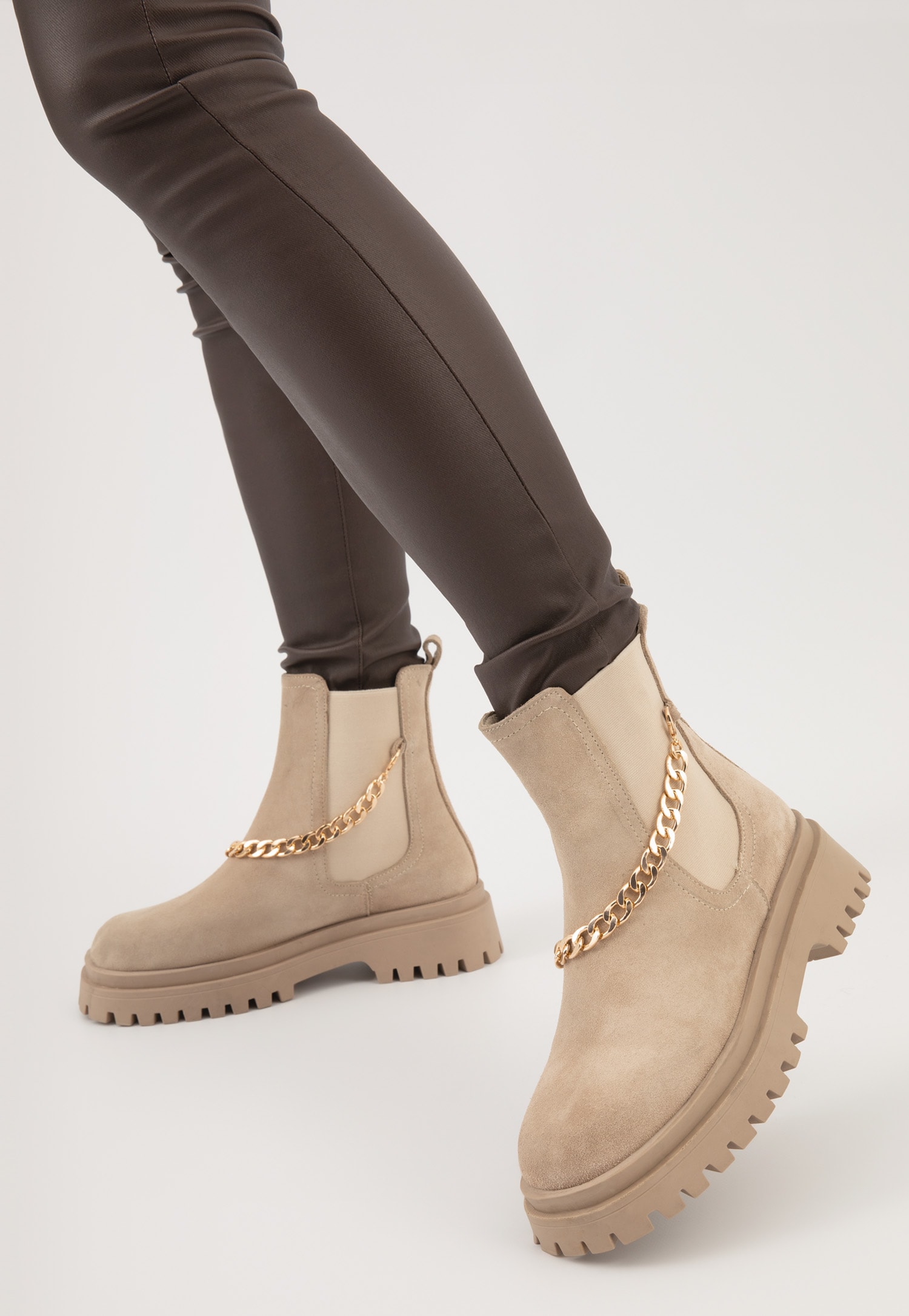 Beżowe botki damskie typu sztyblety ze złotym łańcuszkiem