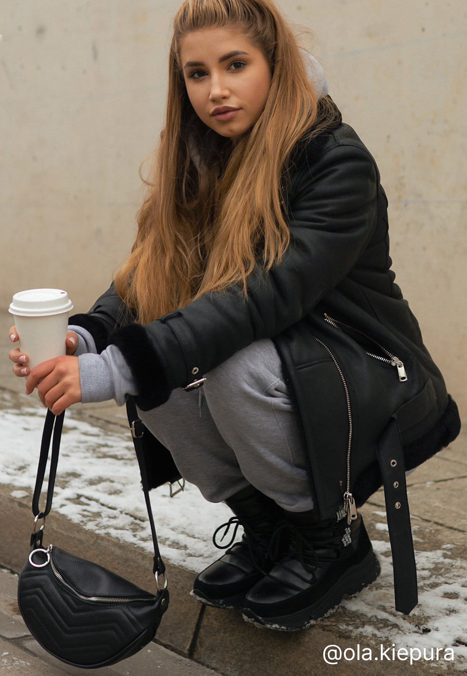 Beżowa pikowana saszetka damska ze skóry licowej