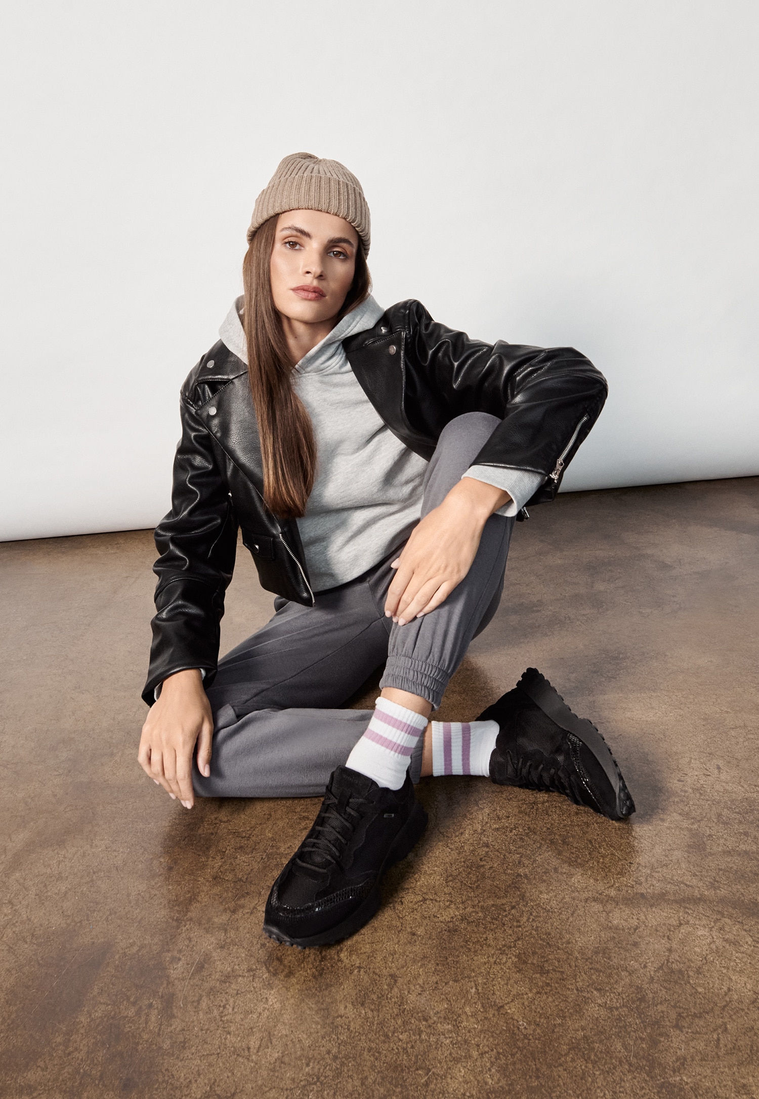 Czarne sneakersy damskie z łączonych materiałów