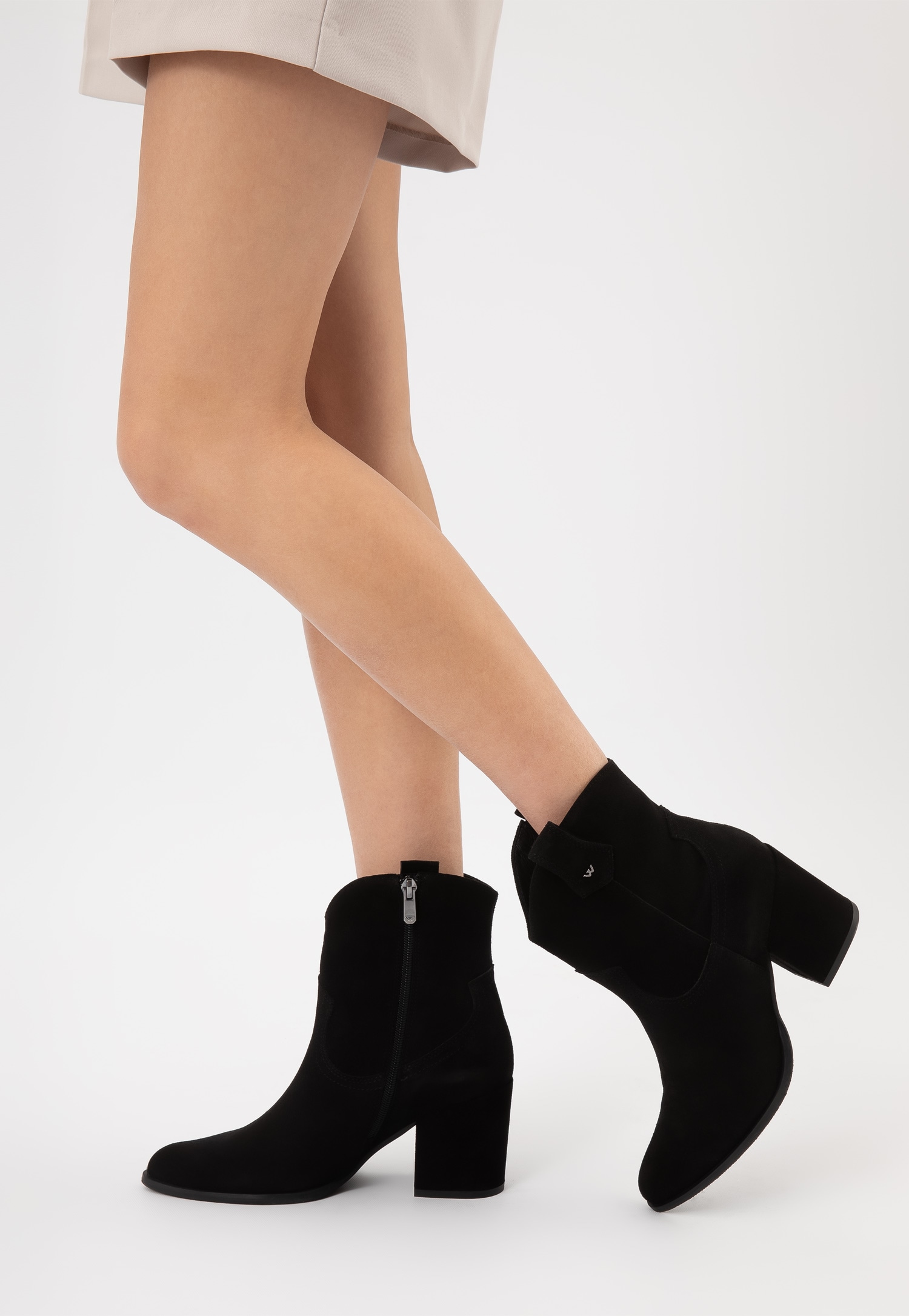 Czarne kowbojki damskie z dwoiny welurowej na obcasie