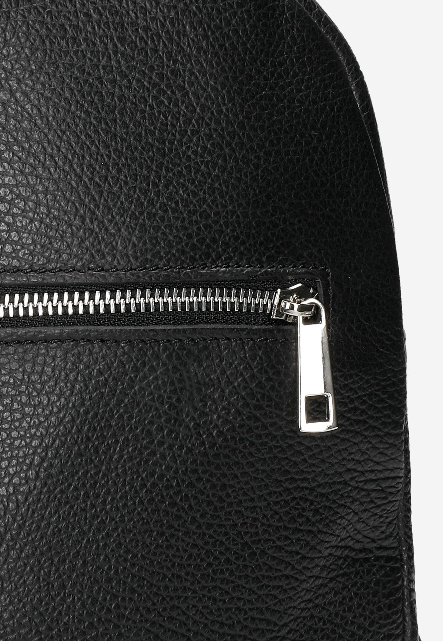 Czarny skórzany plecak damski z przeszyciami