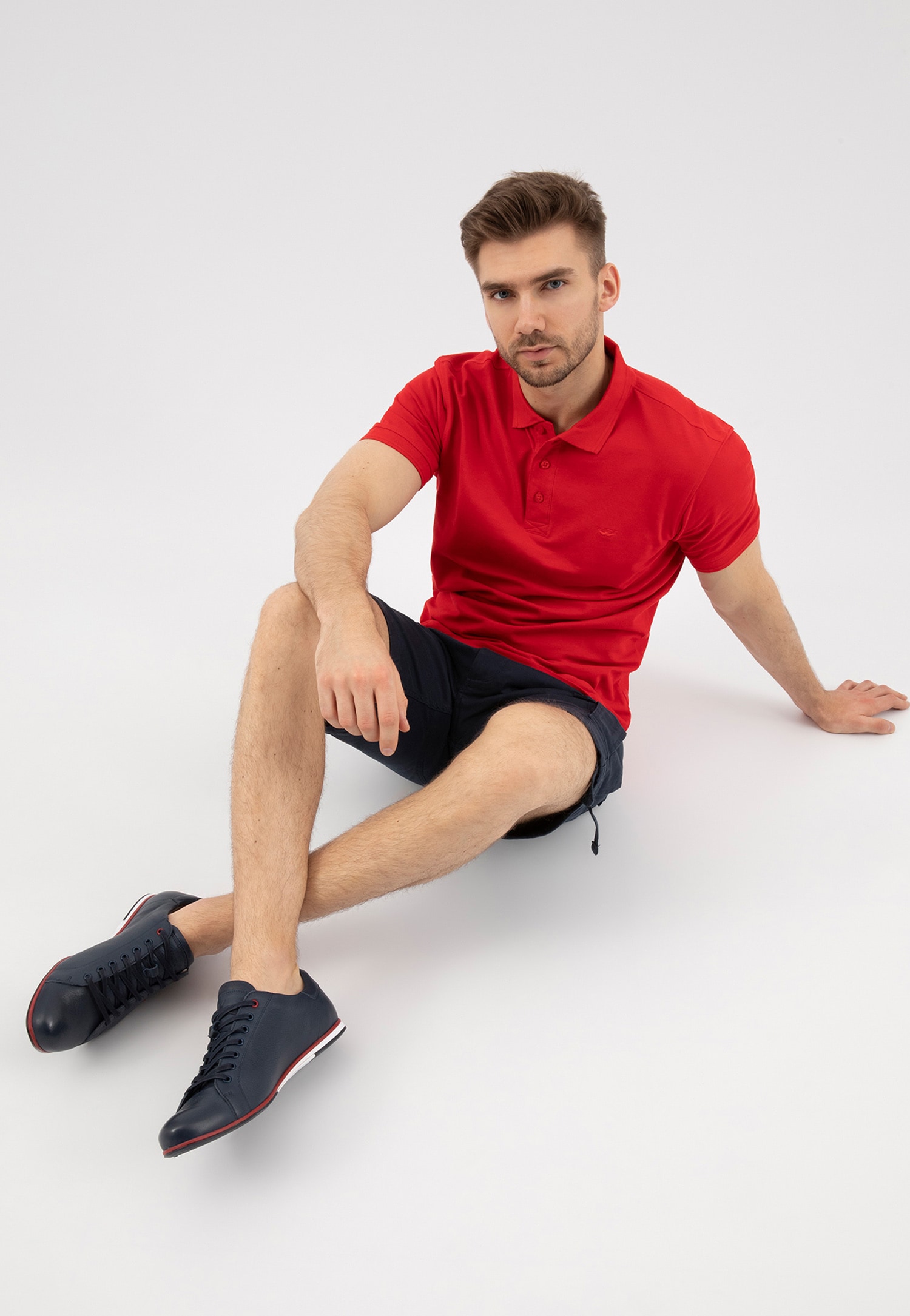 Czarne minimalistyczne sneakersy męskie w klasycznym stylu